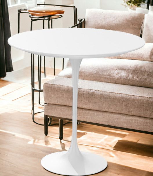 Weißer Saarinen Beistelltisch von Knoll International, runder Tisch mit Tulpenfuß, Höhe 52 cm, modernes Design.