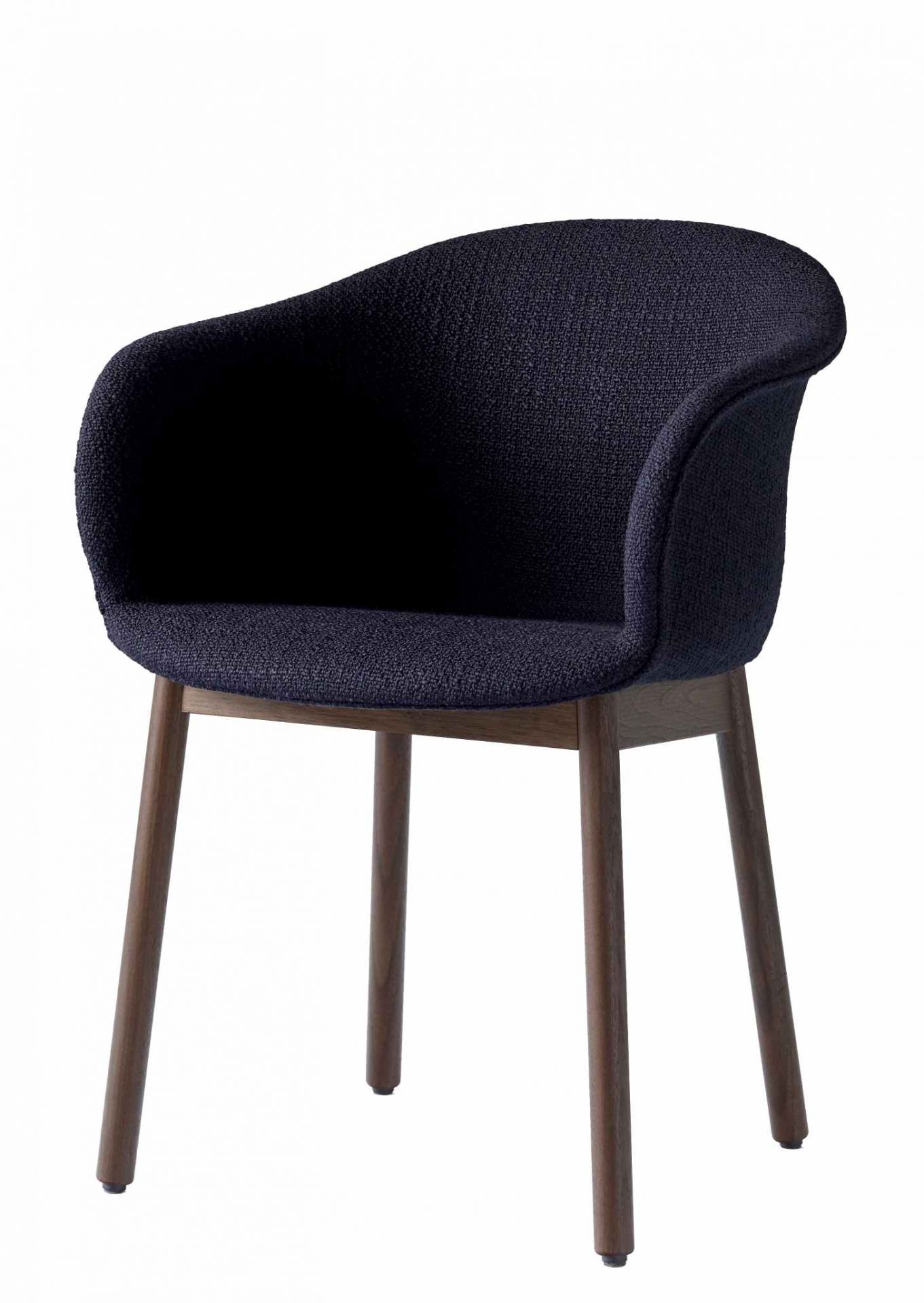 Eleganter Elefy Lounge Chair mit dunklem Stoffbezug und Holzgestell von AndTradition. Bequemer Sessel für Wohnzimmer.