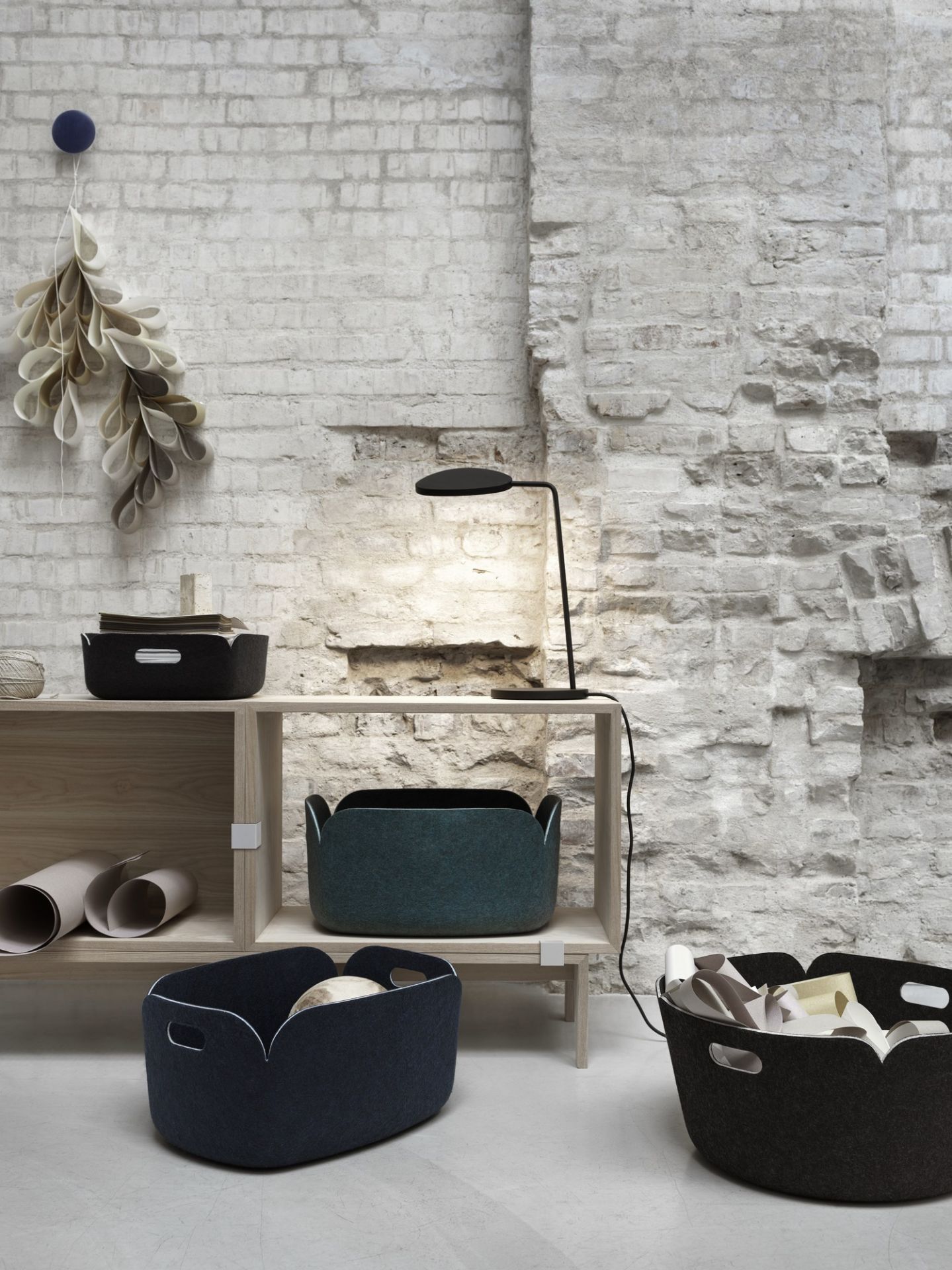Muuto Leaf Table Lamp auf Holzregal, minimalistisches Design, modernes Wohnambiente.