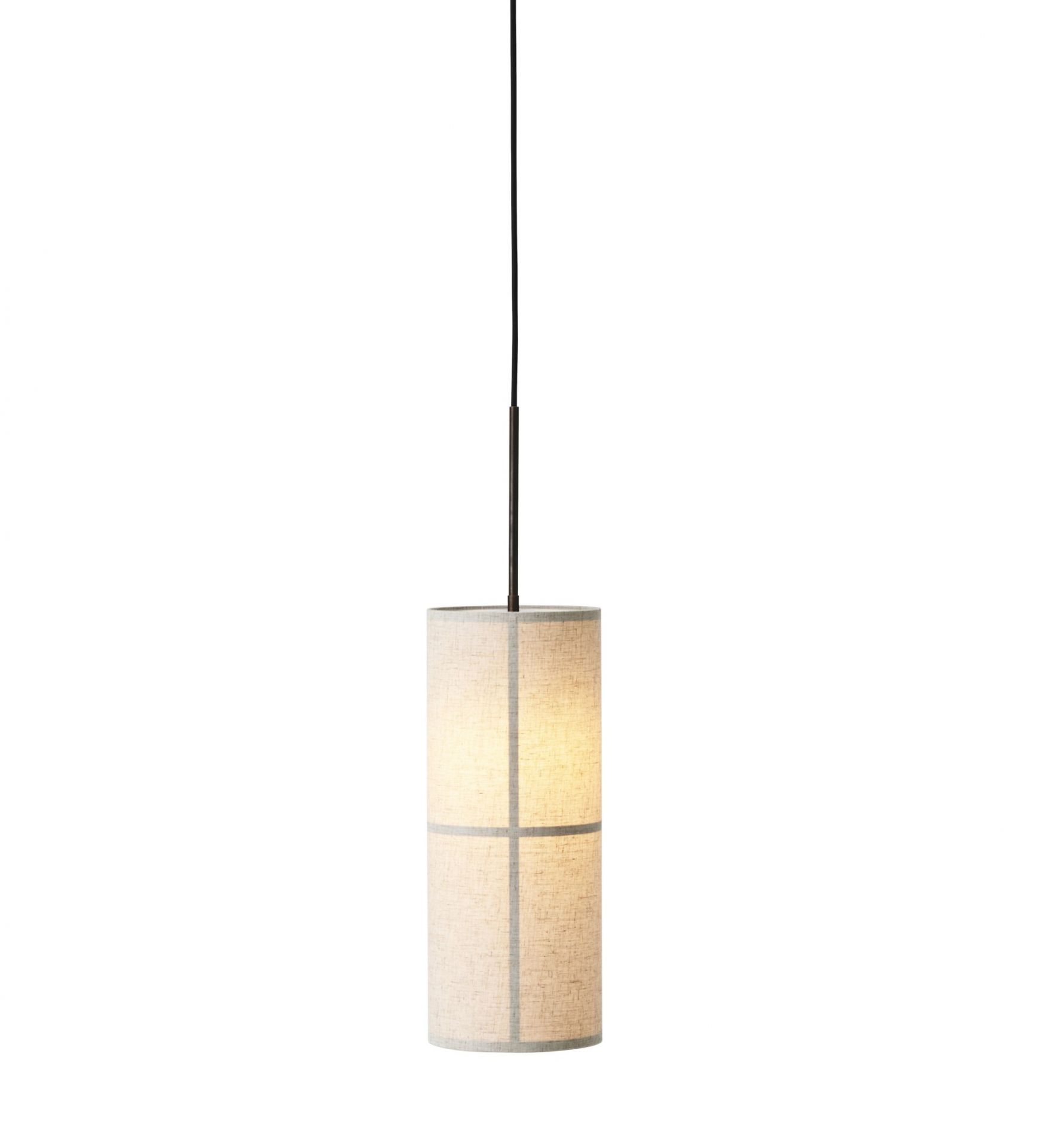 Helle Audo Hashira Pendelleuchte mit Stoffschirm und dunklem Kabel, moderne Innenbeleuchtung.