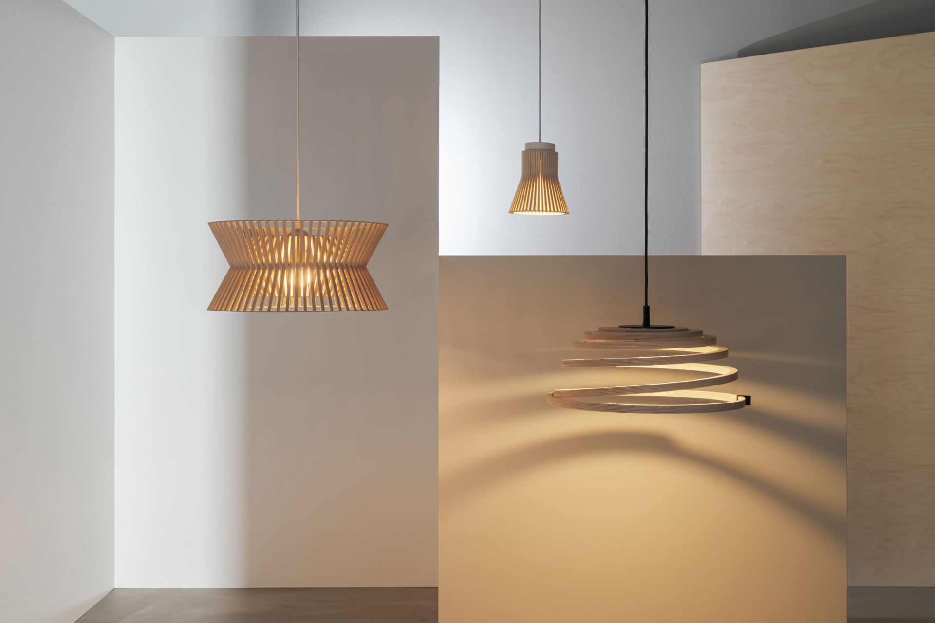 Drei moderne Holzpendelleuchten, darunter eine Secto Design Kontro 6000, für stilvolle Innenbeleuchtung.