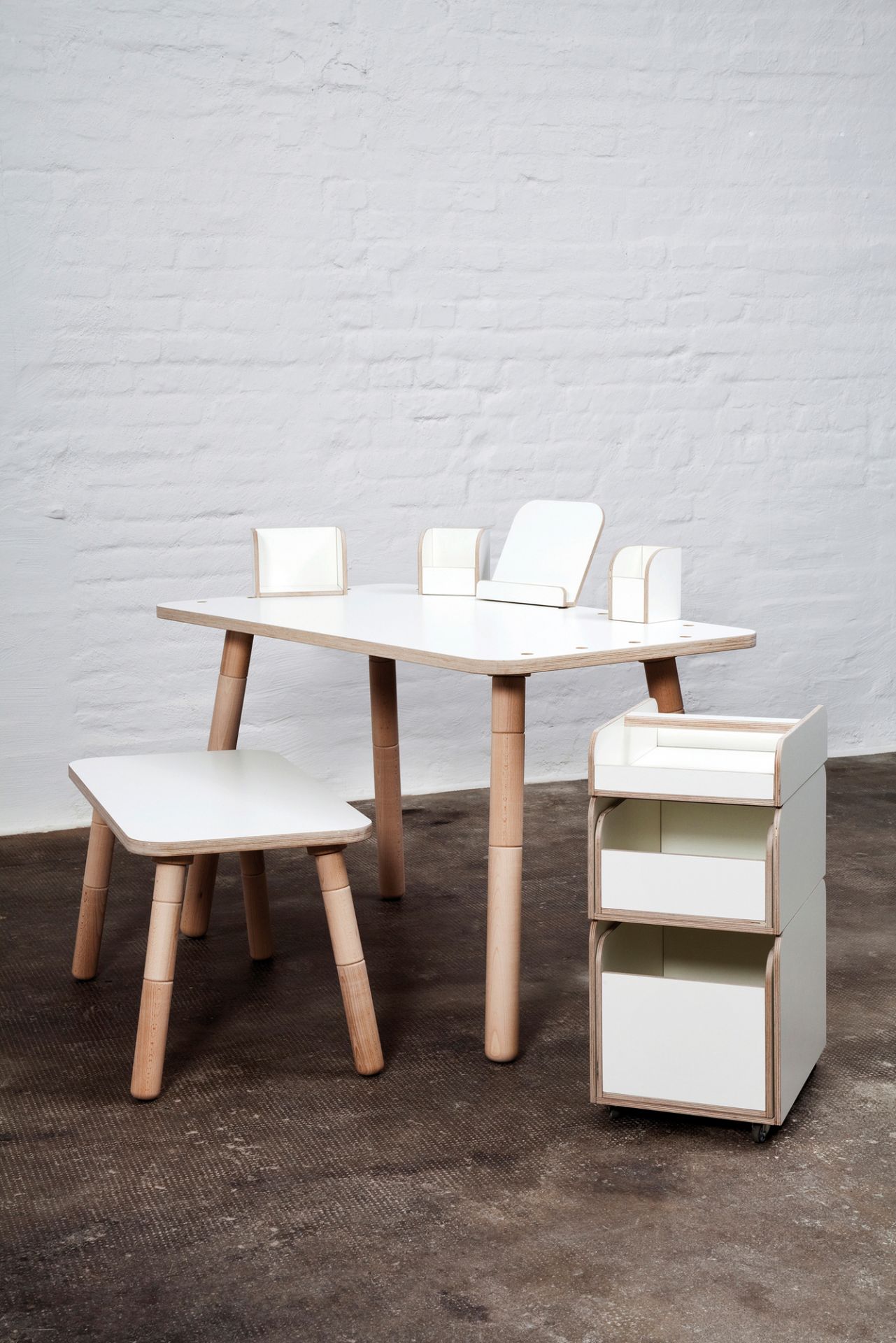 Kindertisch mit Stuhl und Container Pure Position: Höhenverstellbarer Tisch für Kinderzimmer, weiß.