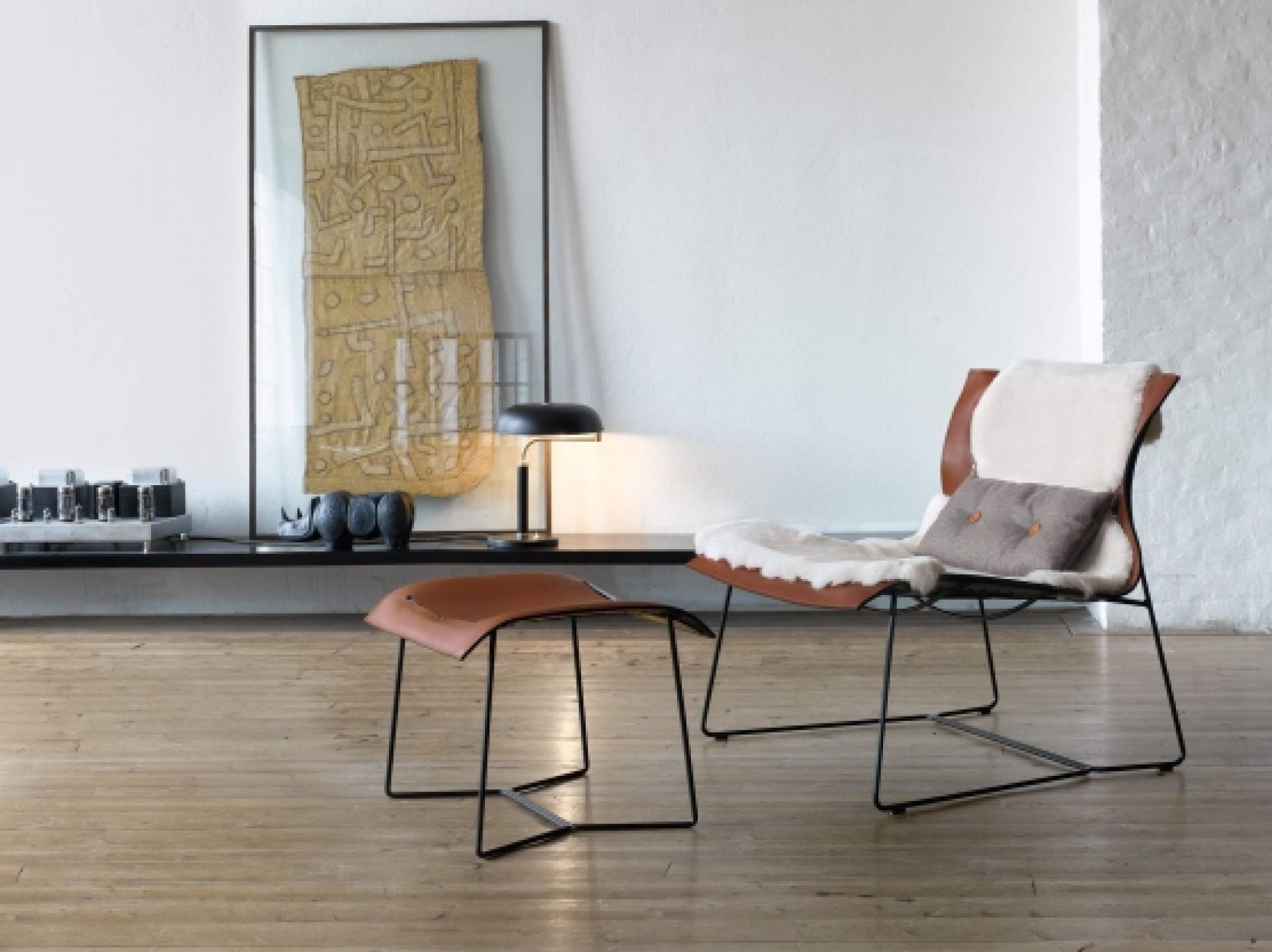 Cuoio Lounge Sessel von Walter Knoll mit Hocker, Lederbezug und Schaffellauflage im modernen Wohnzimmer.