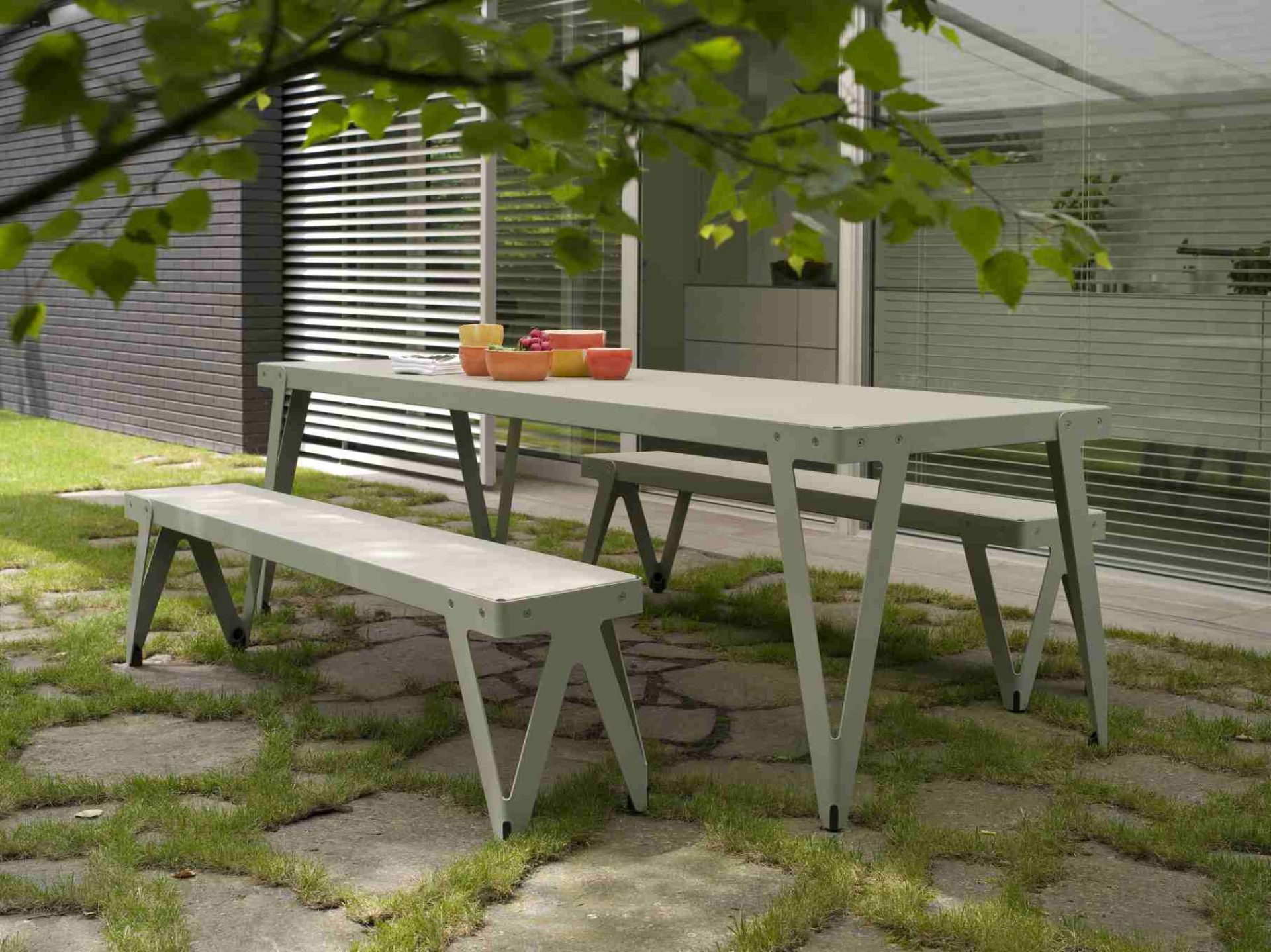 Lloyd Outdoor Tisch mit Bänken auf einer Terrasse, modernes Design für Garten und Balkon.
