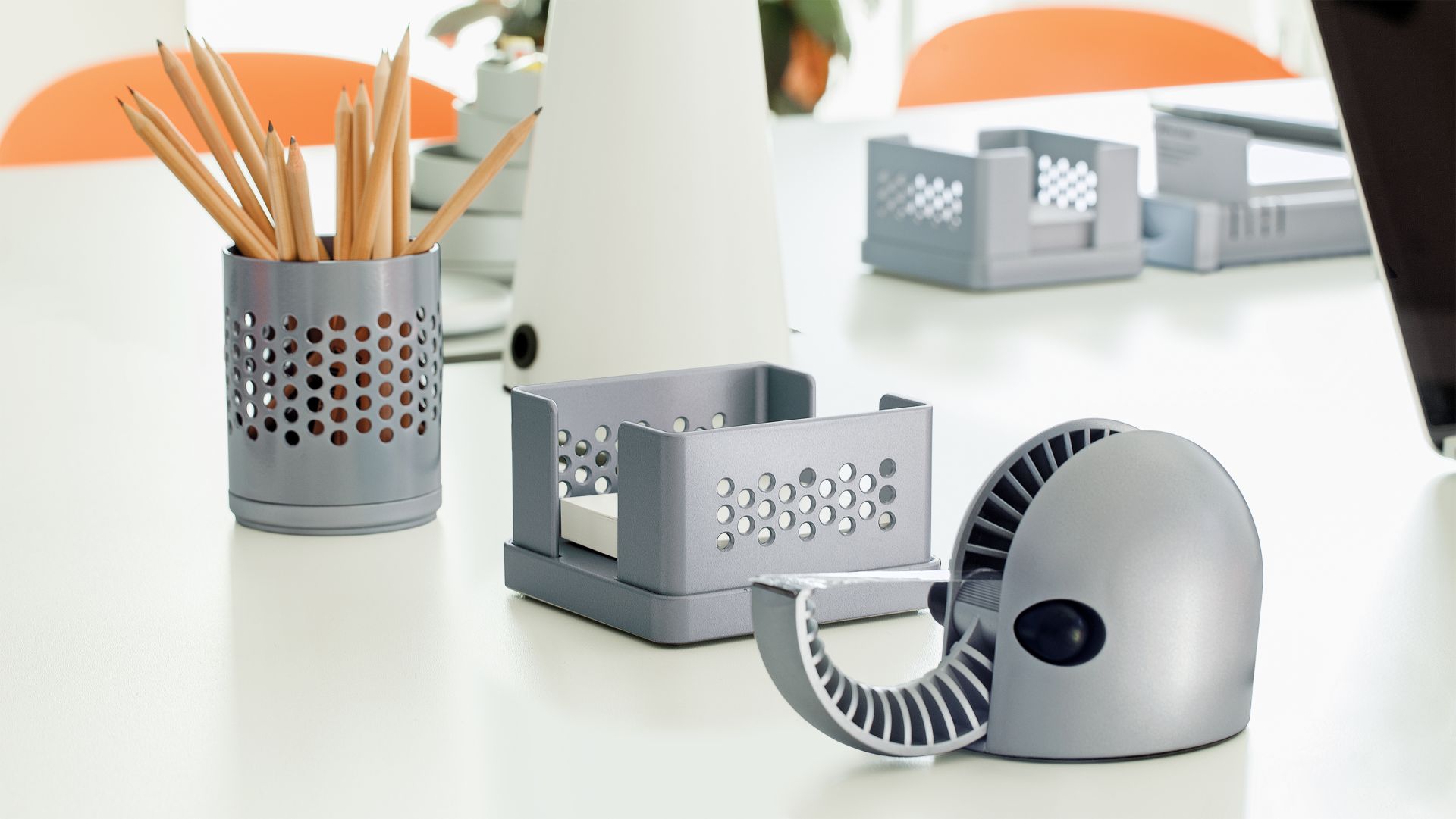 Hannibal Tape Dispenser Klebefilmabroller Rexite aus grauem Kunststoff auf einem Schreibtisch mit Büroartikeln.