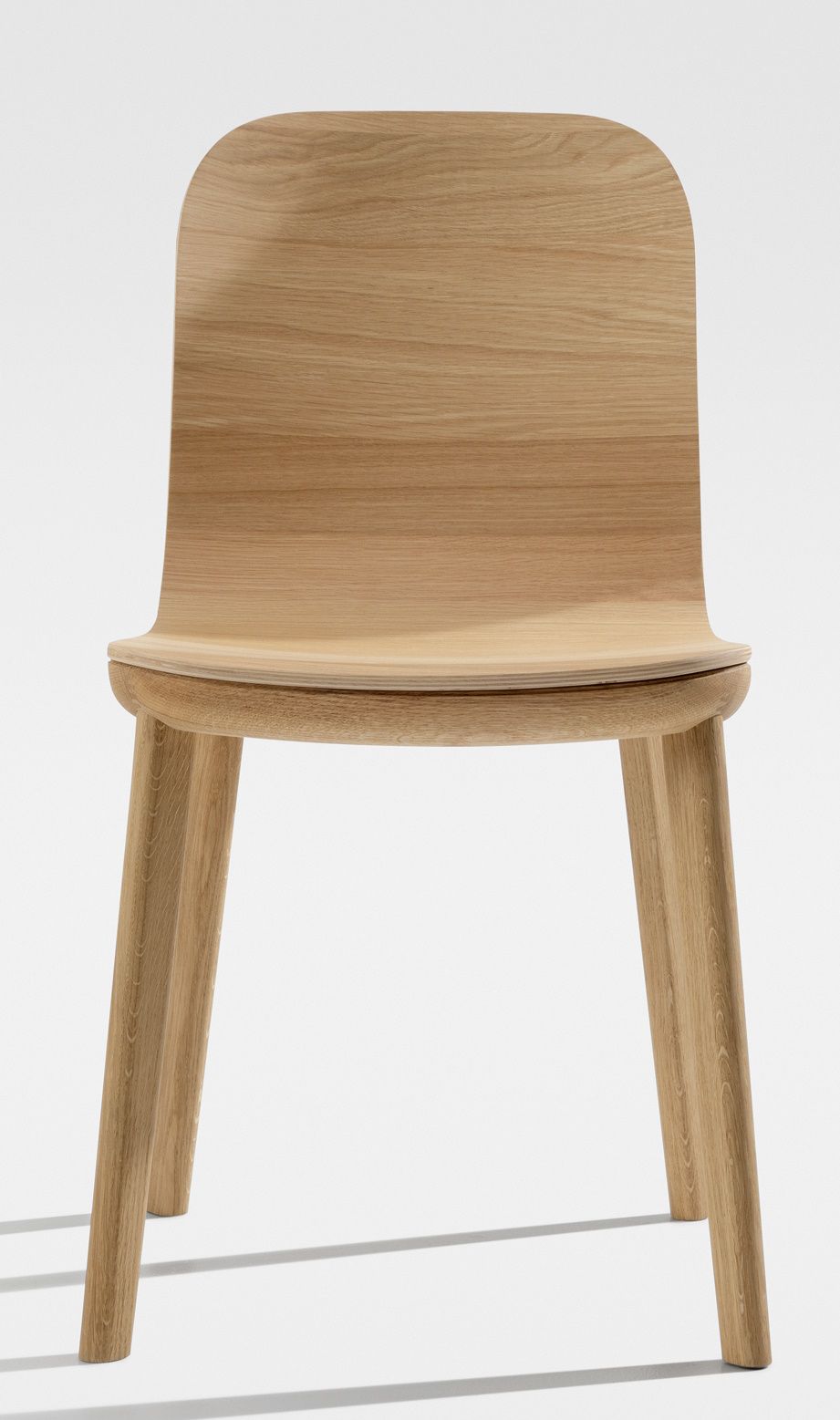 Aeon Chair Stuhl Zeitraum, minimalistischer Holzstuhl mit abgerundeter Rückenlehne und vier Beinen auf weißem Hintergrund.