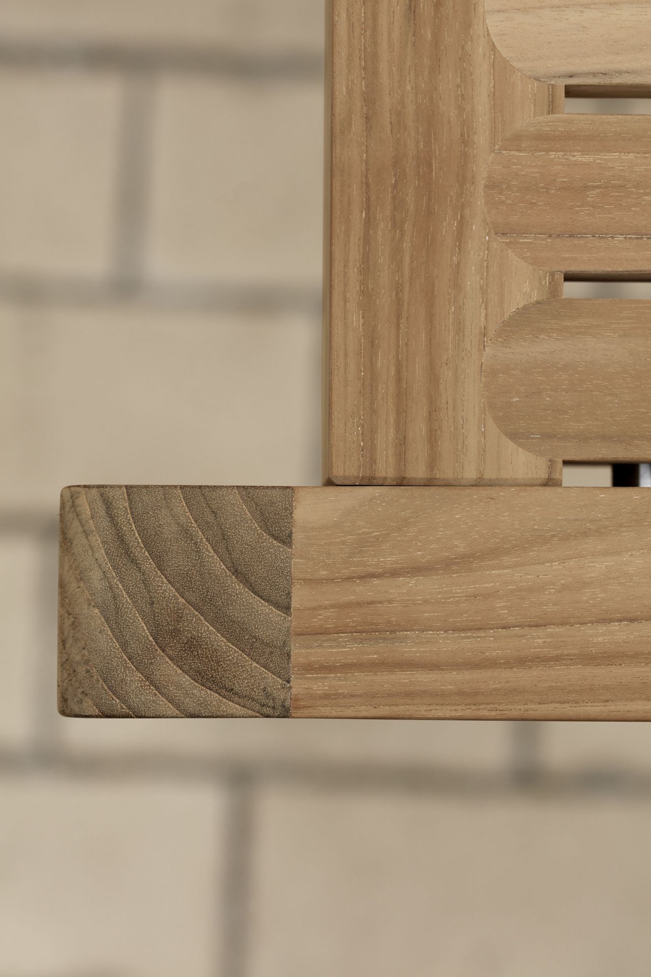 Detailaufnahme des Carl Hansen AH902 Outdoor Esstischs aus Teakholz, Fokus auf die hochwertige Verarbeitung und Holzstruktur.