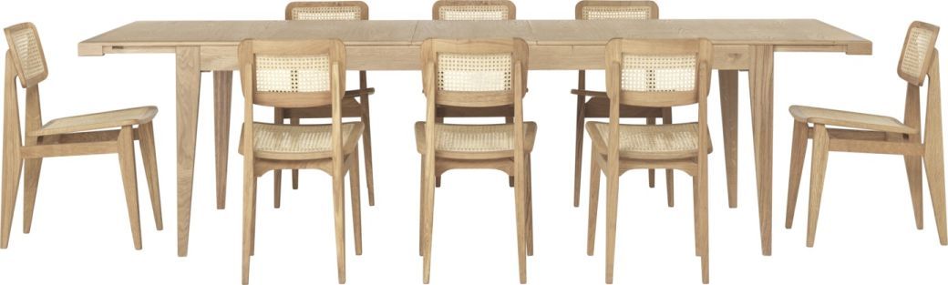 Gubi S-Table Esstisch ausziehbar mit Stühlen aus Holz und Wiener Geflecht, Frontansicht.