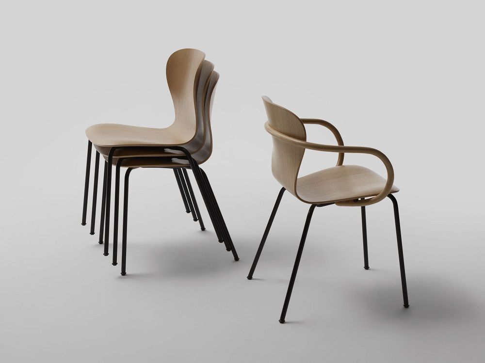 S 220 F Thonet Stühle: Formholzstuhl mit Armlehne und schwarzem Stahlgestell, stapelbar, modernes Design.