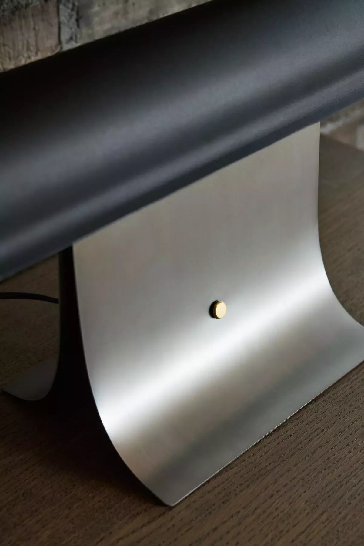 Detailaufnahme der Northern Archive Tischleuchte B25cm in Dunkelgrün, modernes Design, minimalistische Tischlampe.