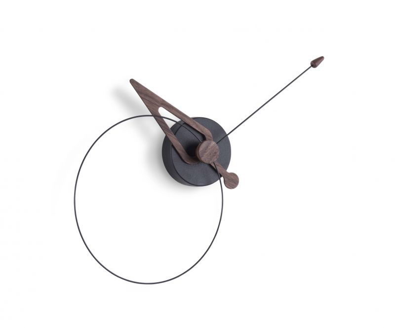 Pico Wanduhr von Nomon: Moderne Design Wanduhr mit Walnuss-Zeigern und schwarzem Rahmen.