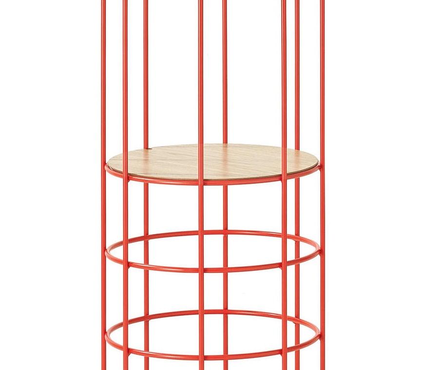 Einlegeboden aus Holz für die rote Bazar Standgarderobe, Detailansicht. Praktisches Zubehör für mehr Stauraum.