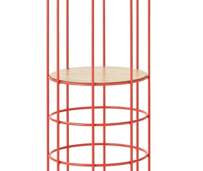 Einlegeboden aus Holz für die rote Bazar Standgarderobe, Detailansicht. Praktisches Zubehör für mehr Stauraum.