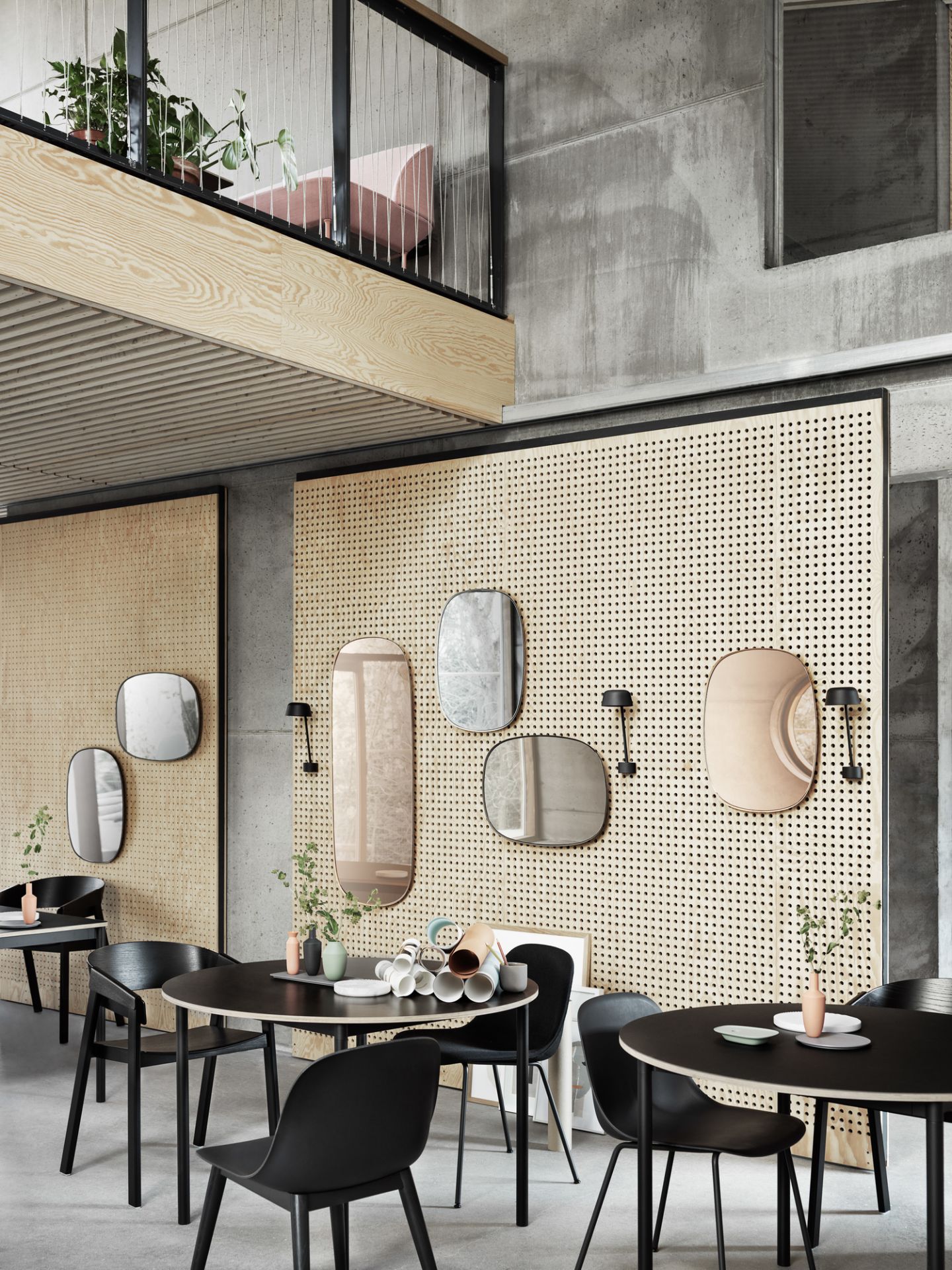 Schwarzer Fiber Side Chair von Muuto mit Holzbeinen an einem runden Tisch in einem modernen Raum.