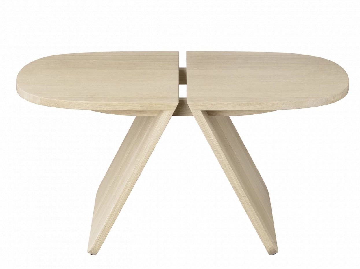 Avio Beistelltisch von Blomus: Kleiner, ovaler Holztisch mit modernem Design und markanten Beinen.