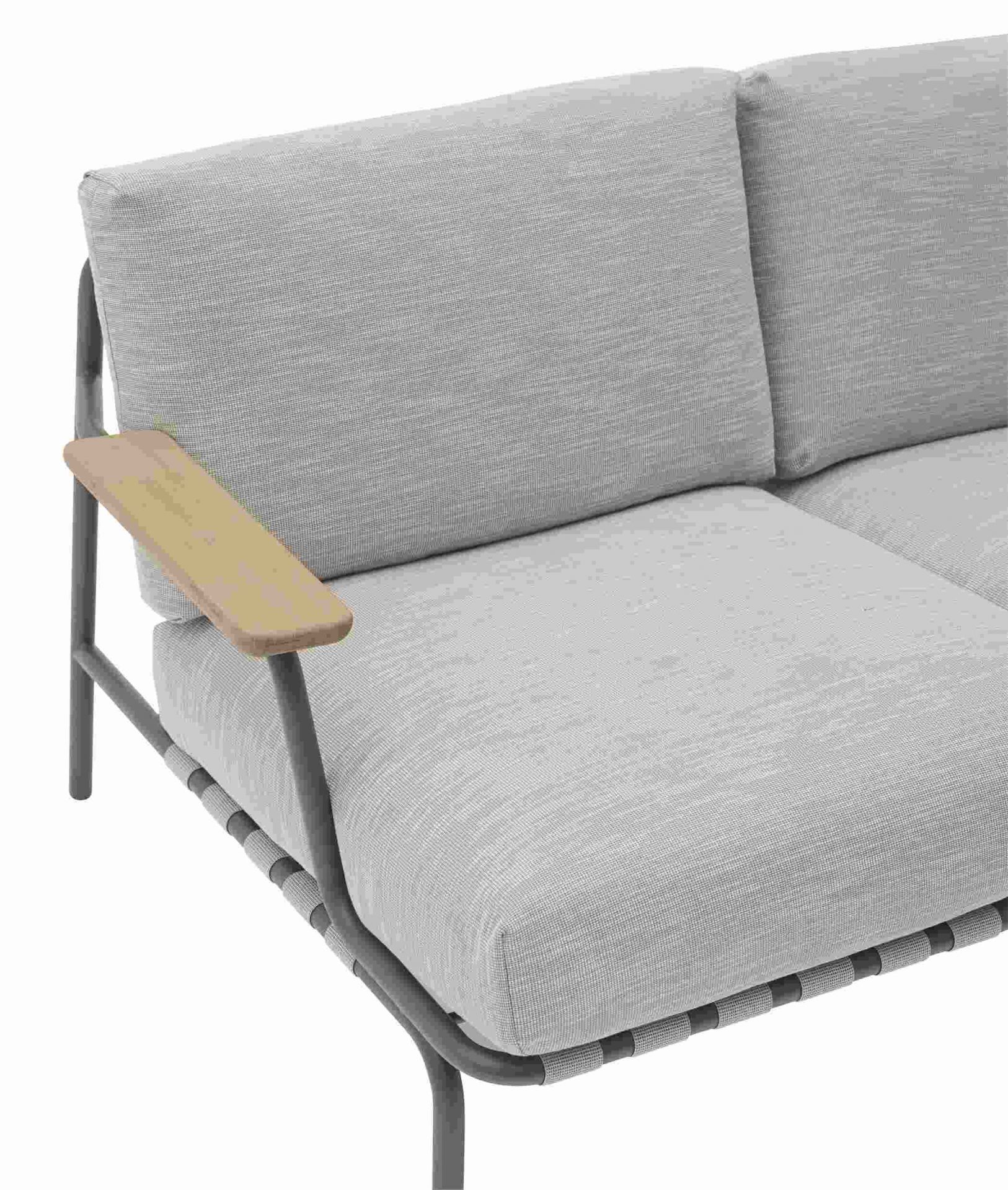 Detailaufnahme des Muuto Settle 2-Sitzer Outdoor Sofas in Grau mit Armlehne aus Holz, Gartenmöbel.