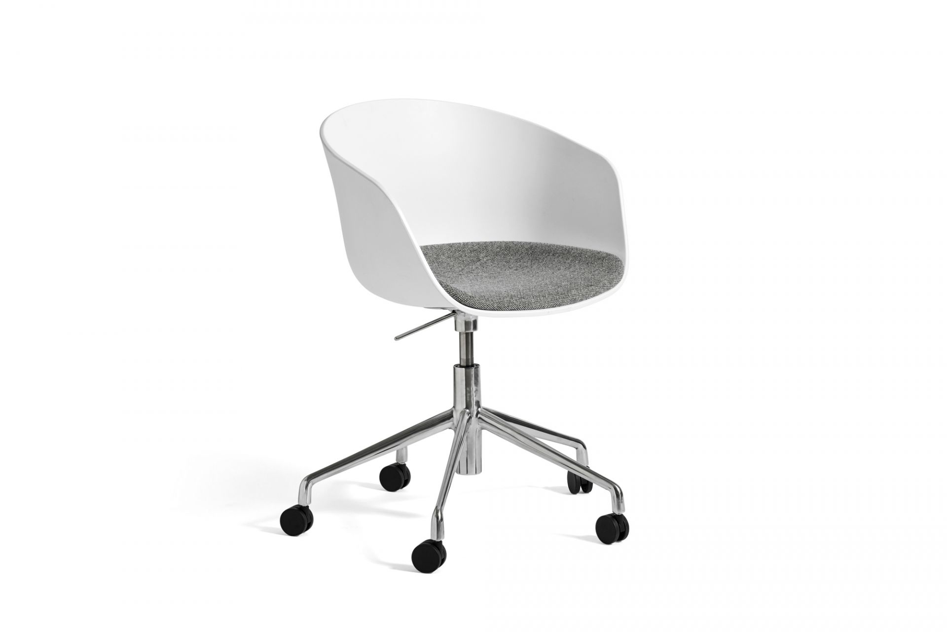 Weißer About a Chair AAC52 Drehstuhl von Hay mit grauem Sitzkissen und Rollen.
