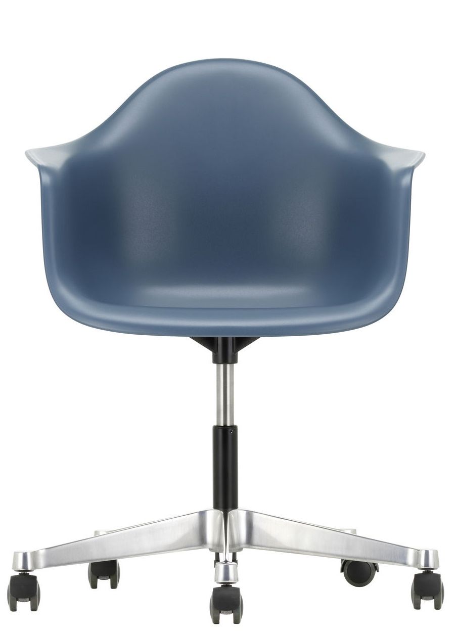 Blauer Eames Plastic Arm Chair PACC Stuhl von Vitra mit Rollen und Aluminiumfuß, Frontansicht.