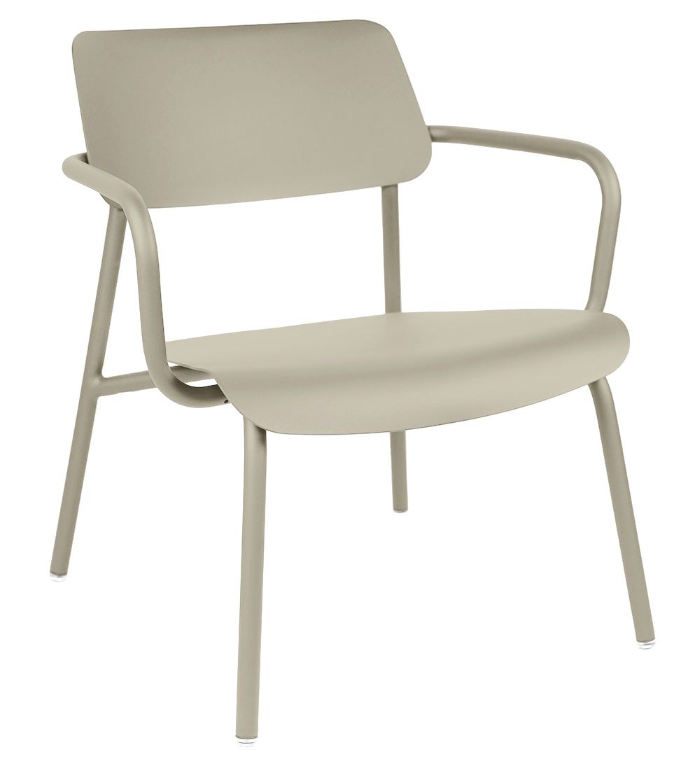 Fermob Studie Lounge Sessel für den Außenbereich, moderner Gartensessel aus Metall in Taupe.