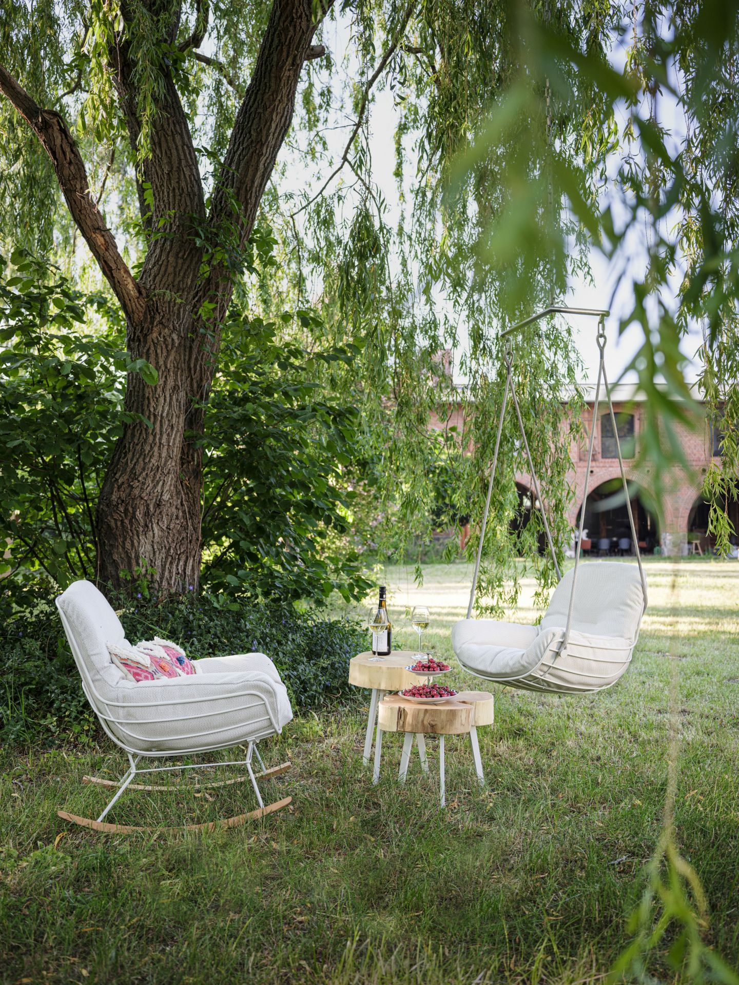 Leyasol Lounge Schaukelstuhl von Freifrau Manufaktur im Garten mit Schaukel und Lounge Sessel.