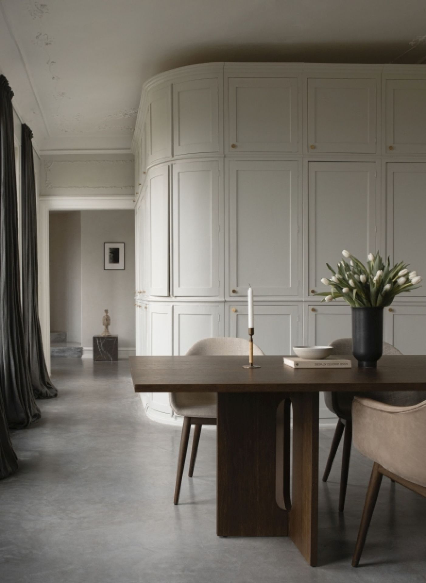 Androgyne Dining Table Esstisch Rechteckig Audo in dunklem Holz mit Stühlen und Dekoration in modernem Esszimmer.