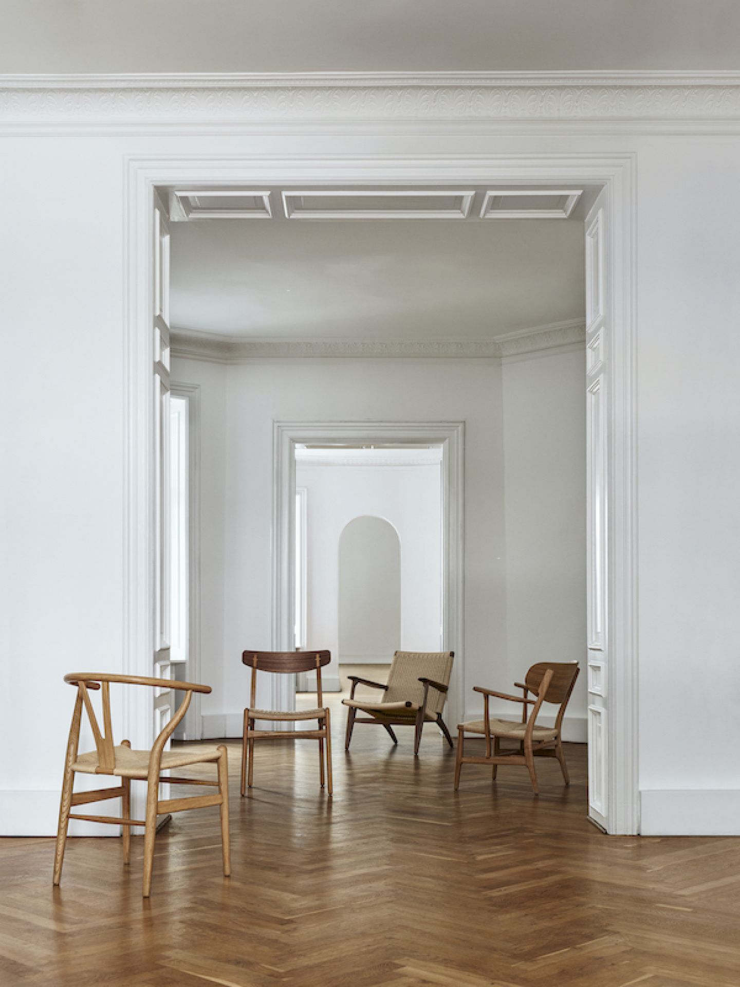 CH25 Lounge Sessel von Carl Hansen & Søn aus Eiche mit Weißöl-Finish in heller Raumgestaltung.