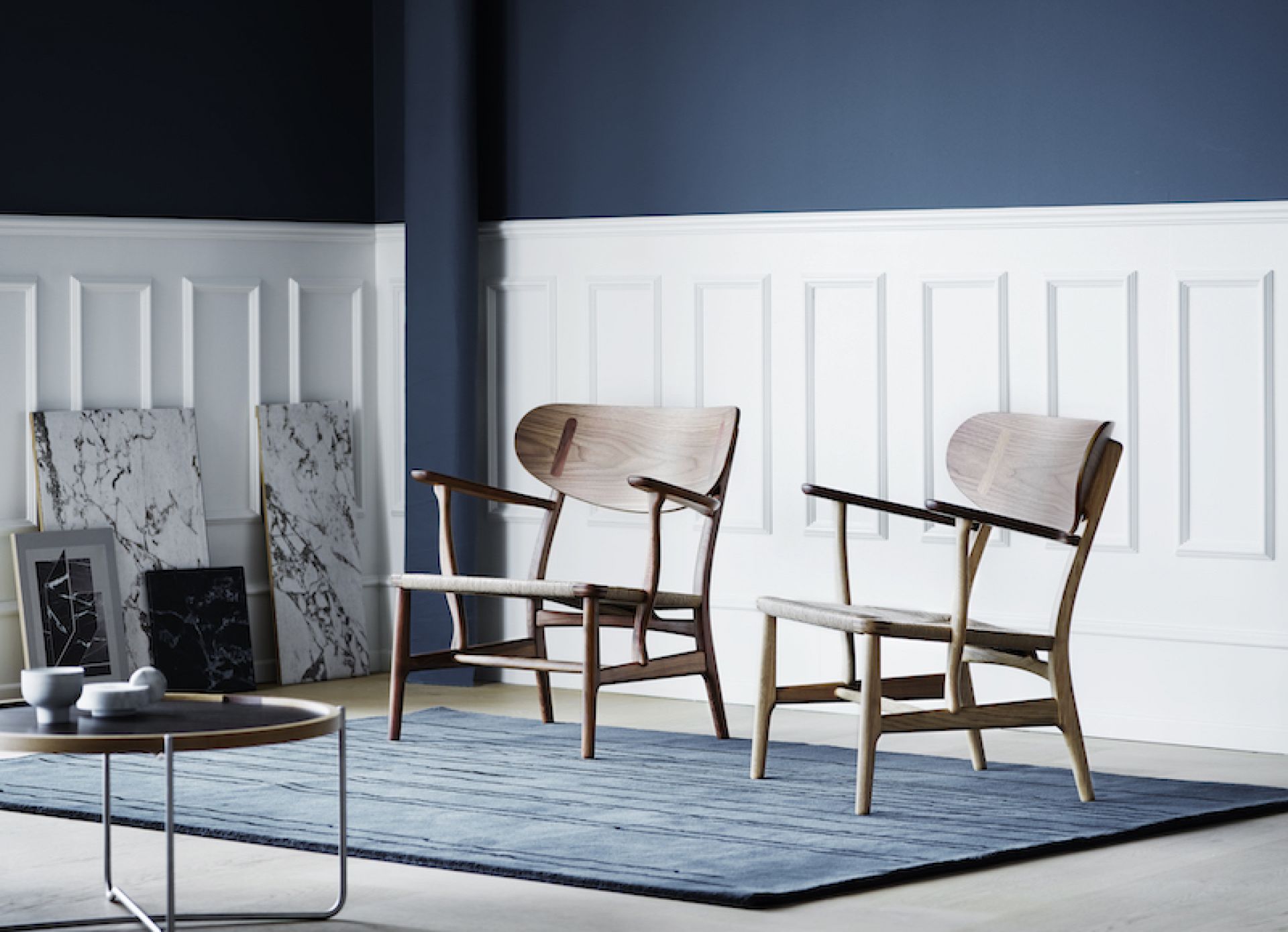 Zwei CH22 Lounge Sessel von Carl Hansen & Søn aus Walnuss mit geölter Oberfläche.