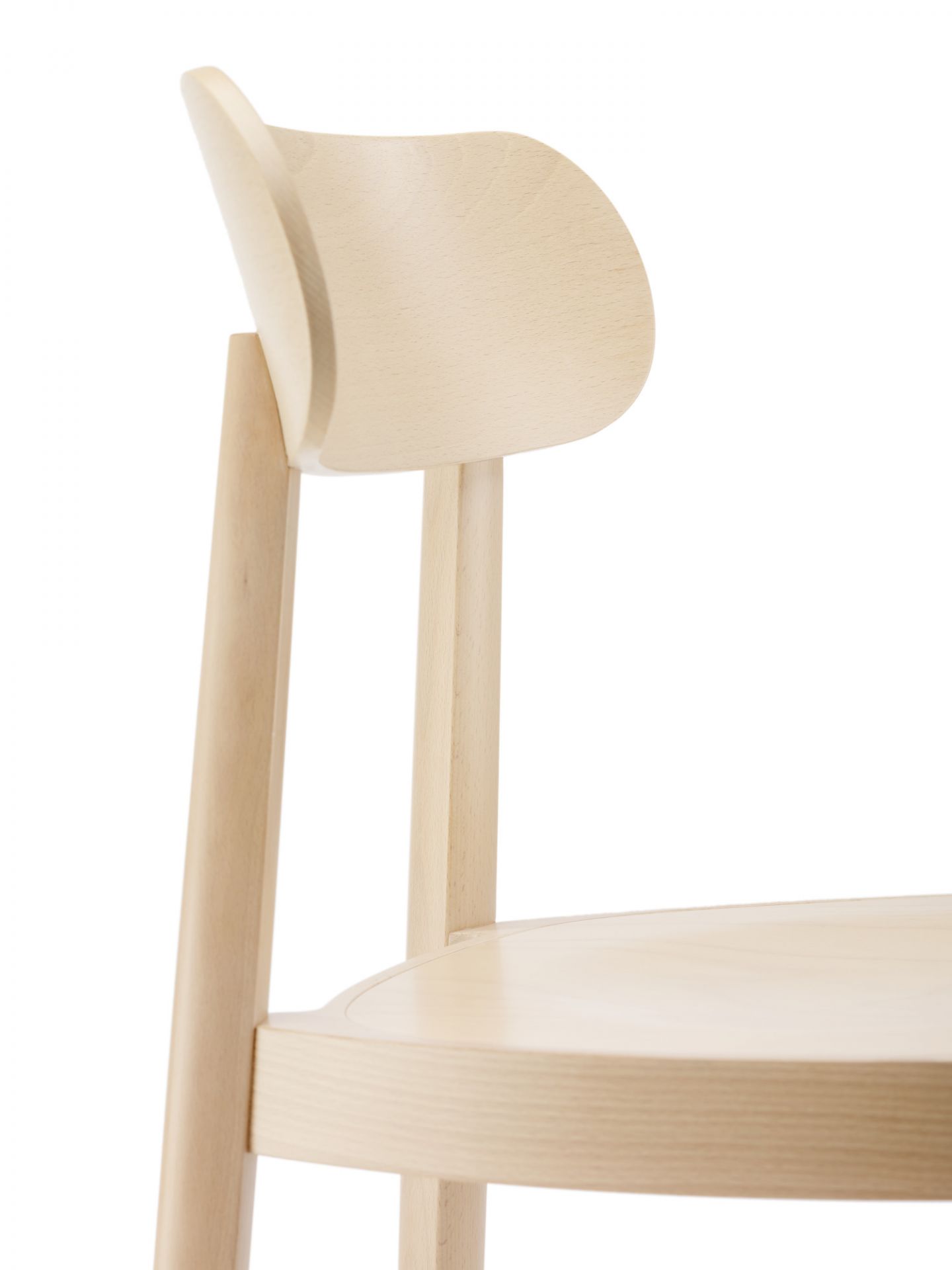 Detailaufnahme des hellen Holzstuhls 118 M von Thonet mit runder Sitzfläche und geschwungener Rückenlehne.
