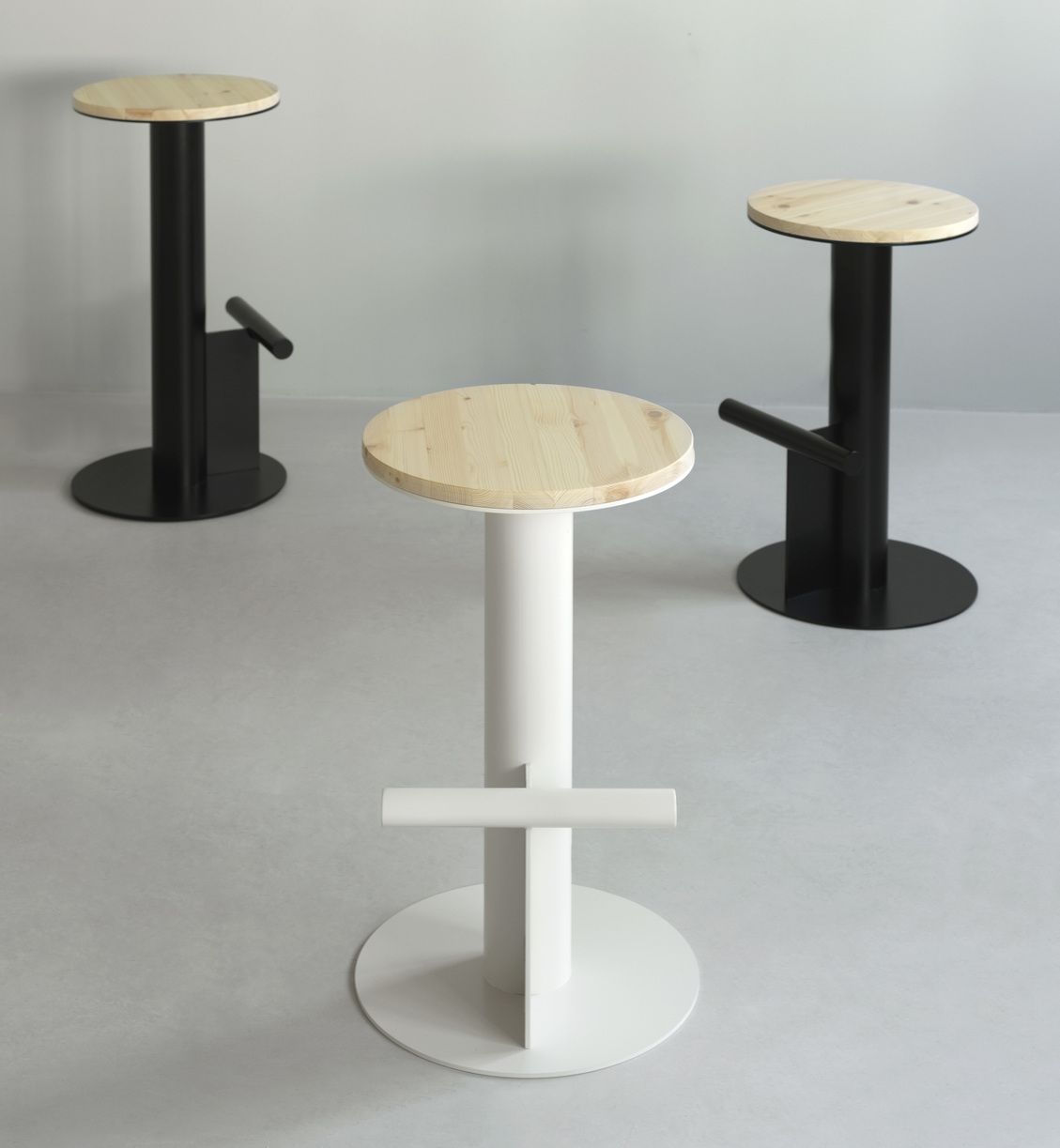 Drei Pole Barstools von Normann Copenhagen in Schwarz und Weiß mit hellem Holz-Sitz.