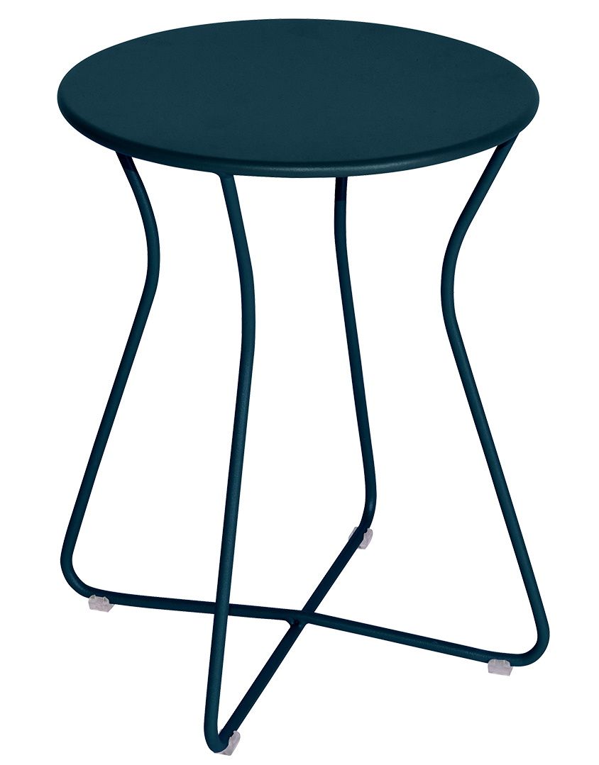 Blauer Cocotte Hocker von Fermob für den Außenbereich, runder Beistelltisch aus Metall, modernes Design.