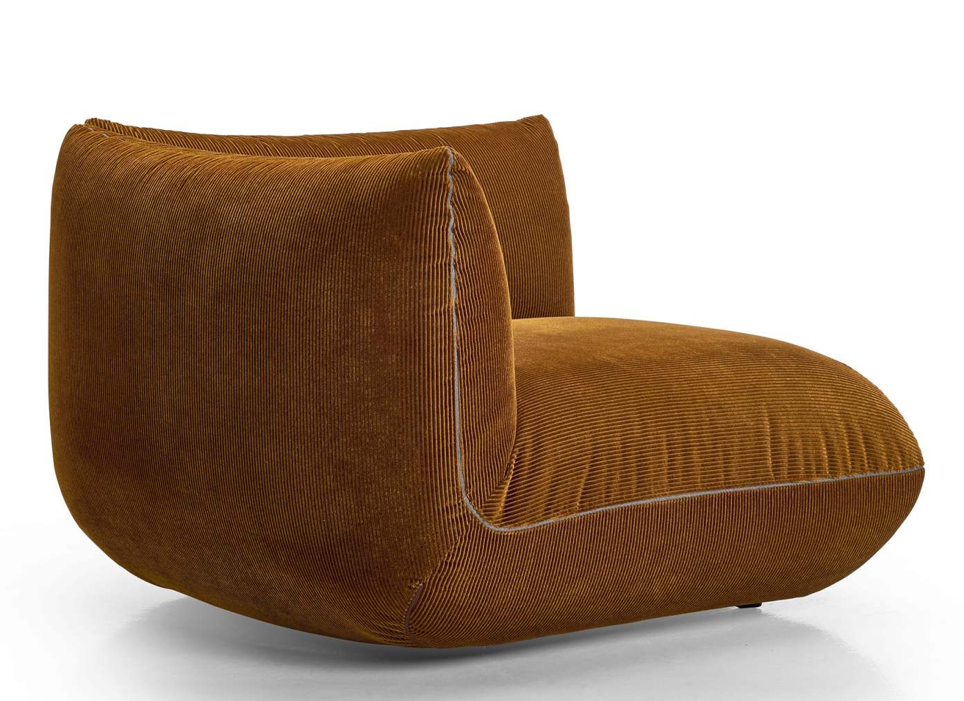Nahaufnahme des Jalis 21 Modulsofas von Cor in Cord-Optik, Farbe Goldbraun, mit Armlehne.