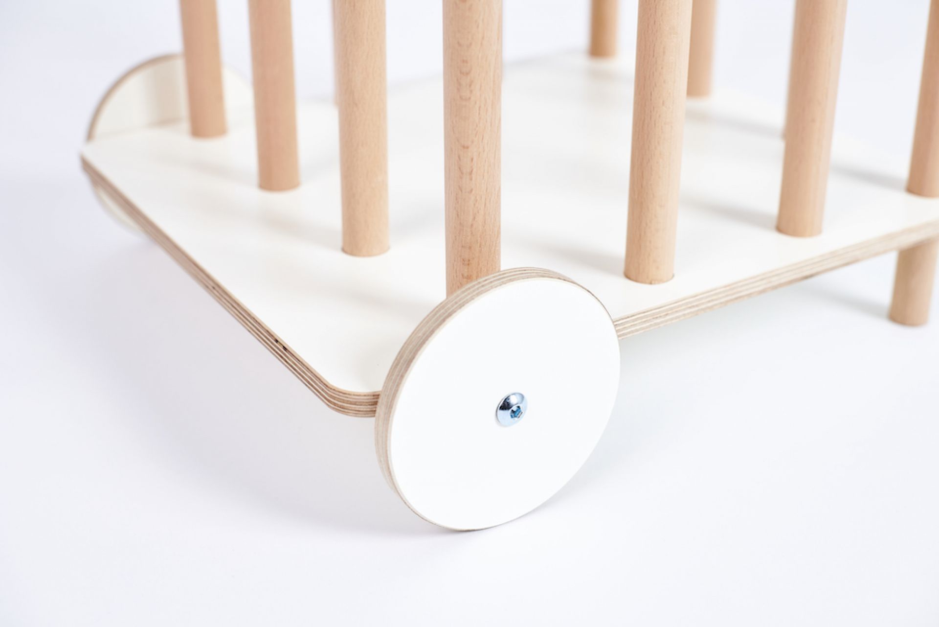 Detailaufnahme des Tojo Kids Zoo Plüschtierkarren aus Holz mit weißen Rädern.