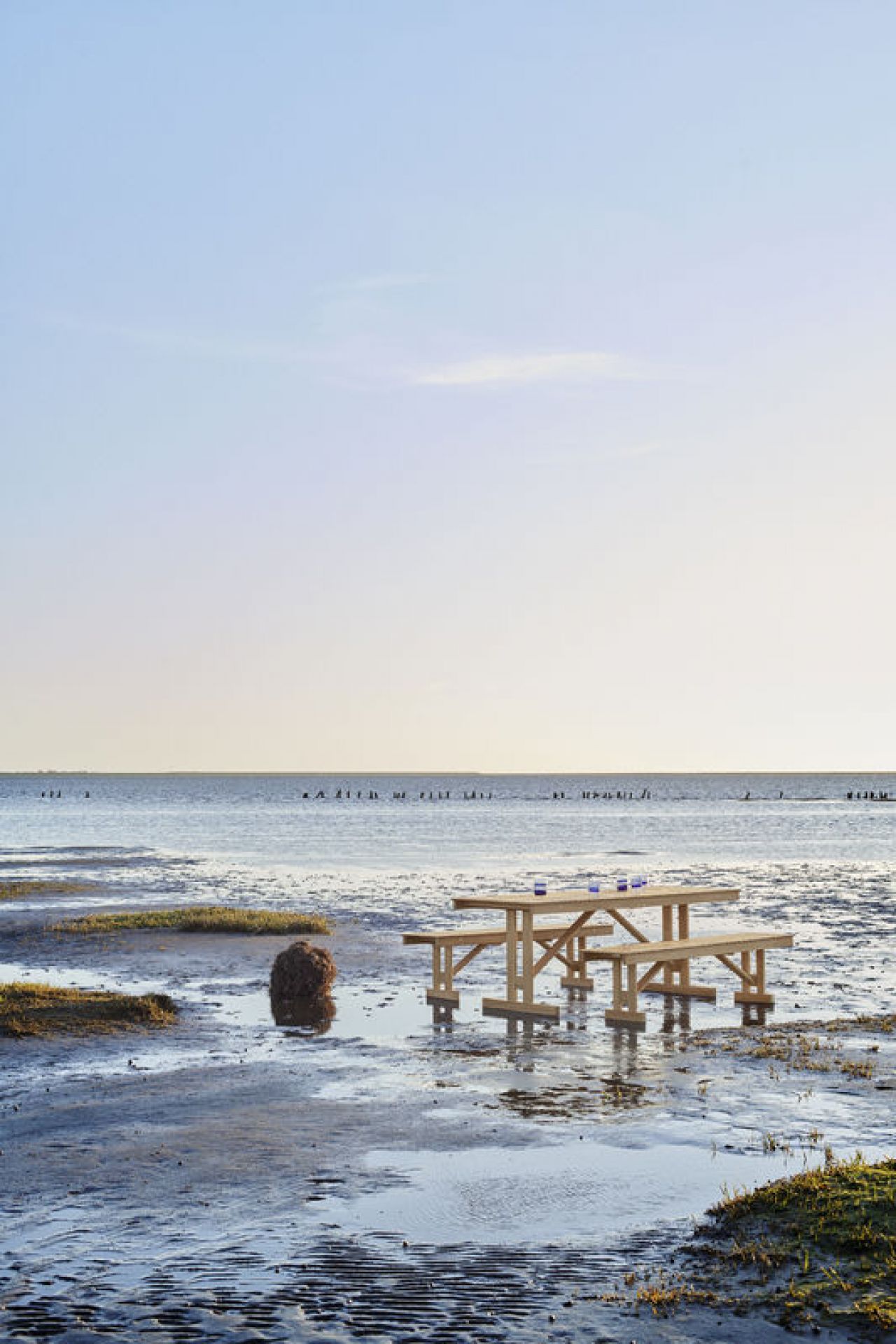 BM1771 Borge Mogensen Outdoor Tisch von Carl Hansen & Søn am Strand.
