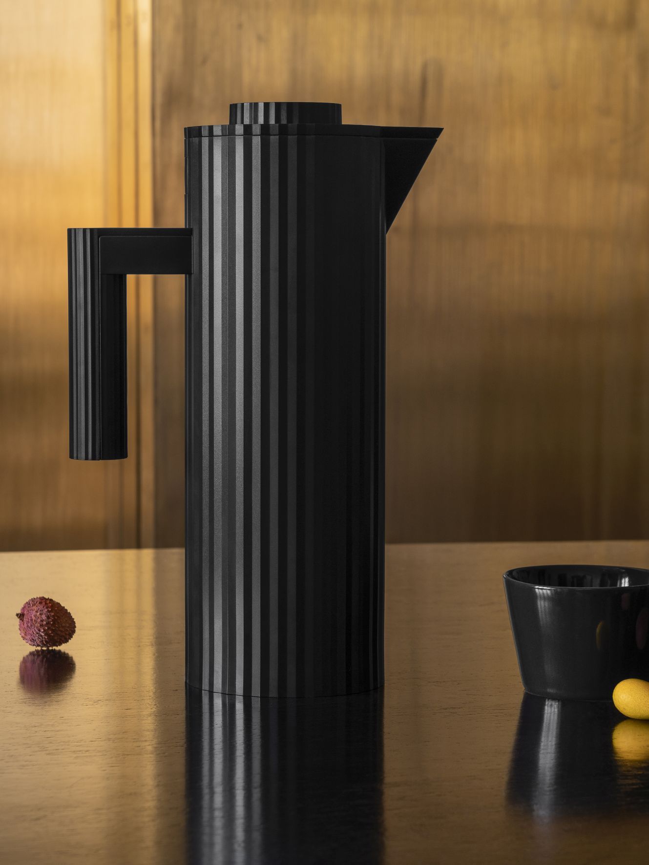 Schwarze Alessi Plissé Isolierkanne mit geriffeltem Design, ideal für Tee und Kaffee.