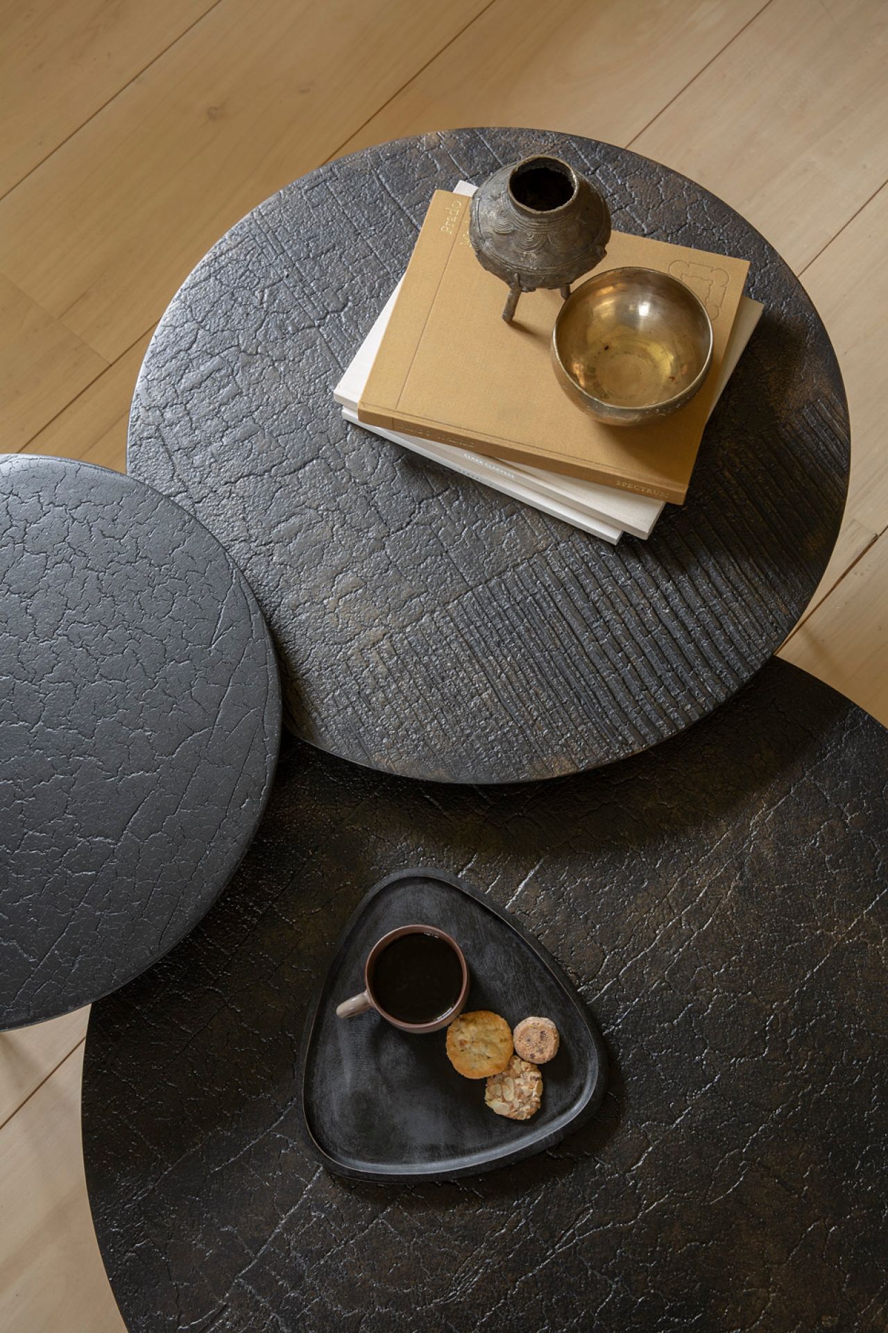 Luna Couchtisch Lava Linear Ethnicraft, drei runde Tische in Schwarz mit Deko, ethnisch, modern.