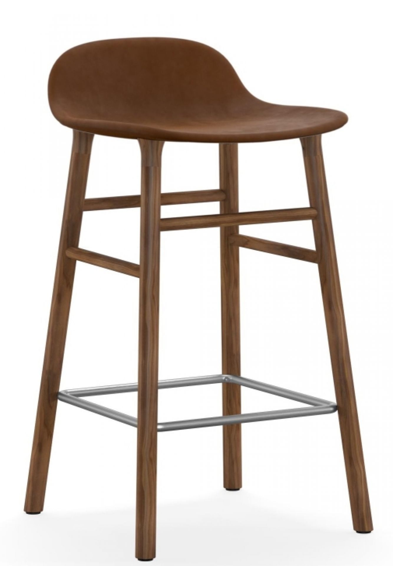Normann Copenhagen Form Barhocker mit braunem, gepolstertem Sitz und Holzbeinen, Fußstütze aus Metall.