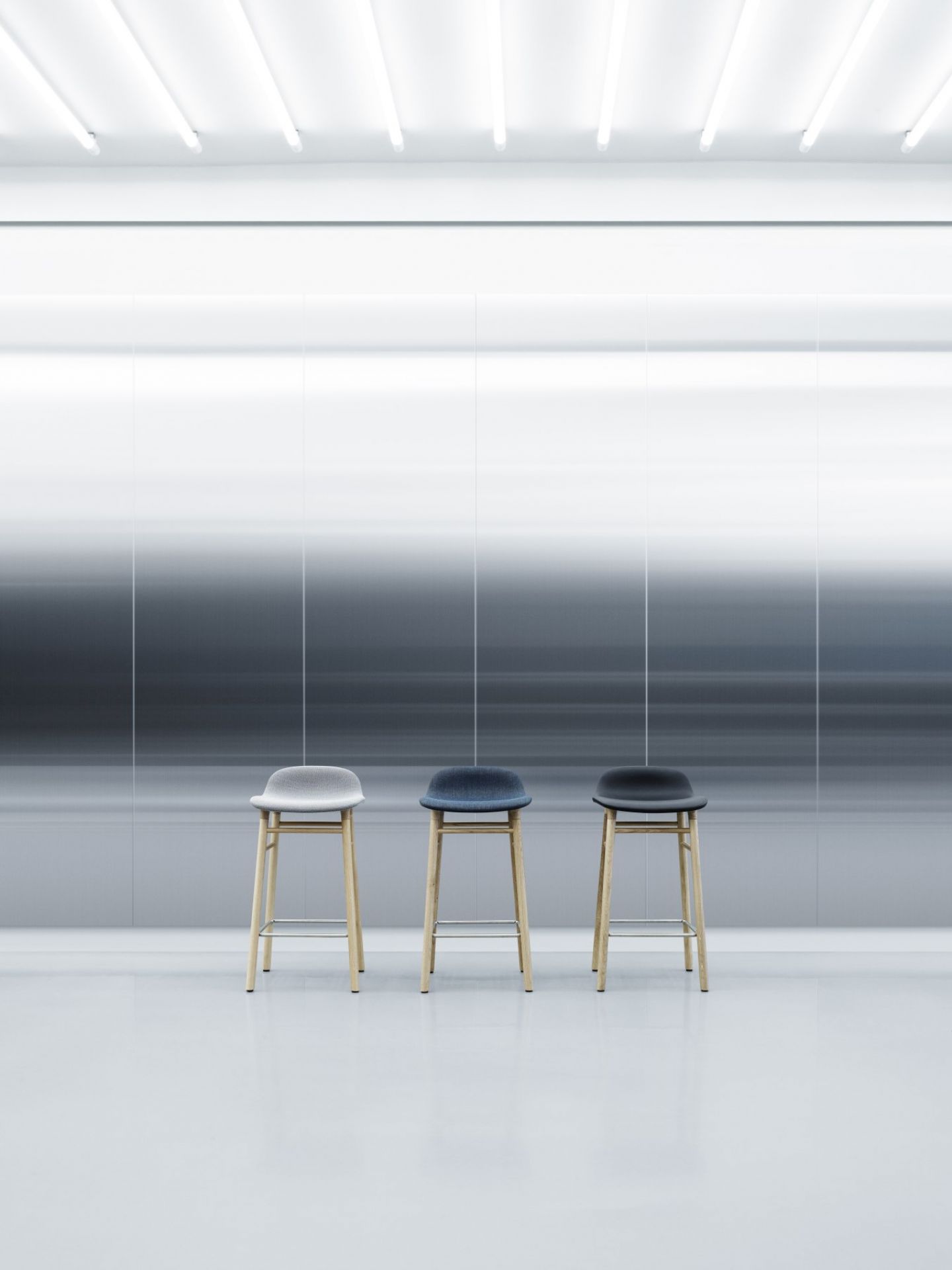 Drei Form Barhocker H 75 cm von Normann Copenhagen in Grau, Blau und Schwarz.