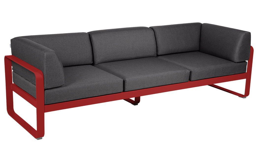 Bellevie Outdoor Sofa von Fermob, 3-Sitzer Gartenlounge mit rotem Aluminiumrahmen und anthrazitfarbenen Polstern.