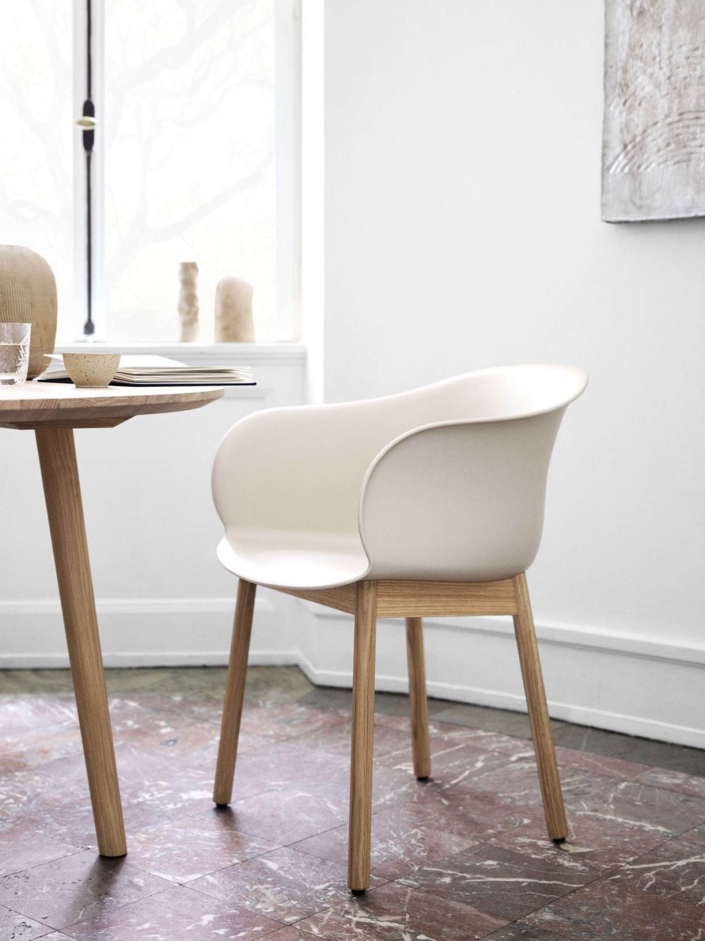 AndTradition In Between Table SK3 mit Stuhl, Esstisch aus Holz, modernes Möbeldesign.