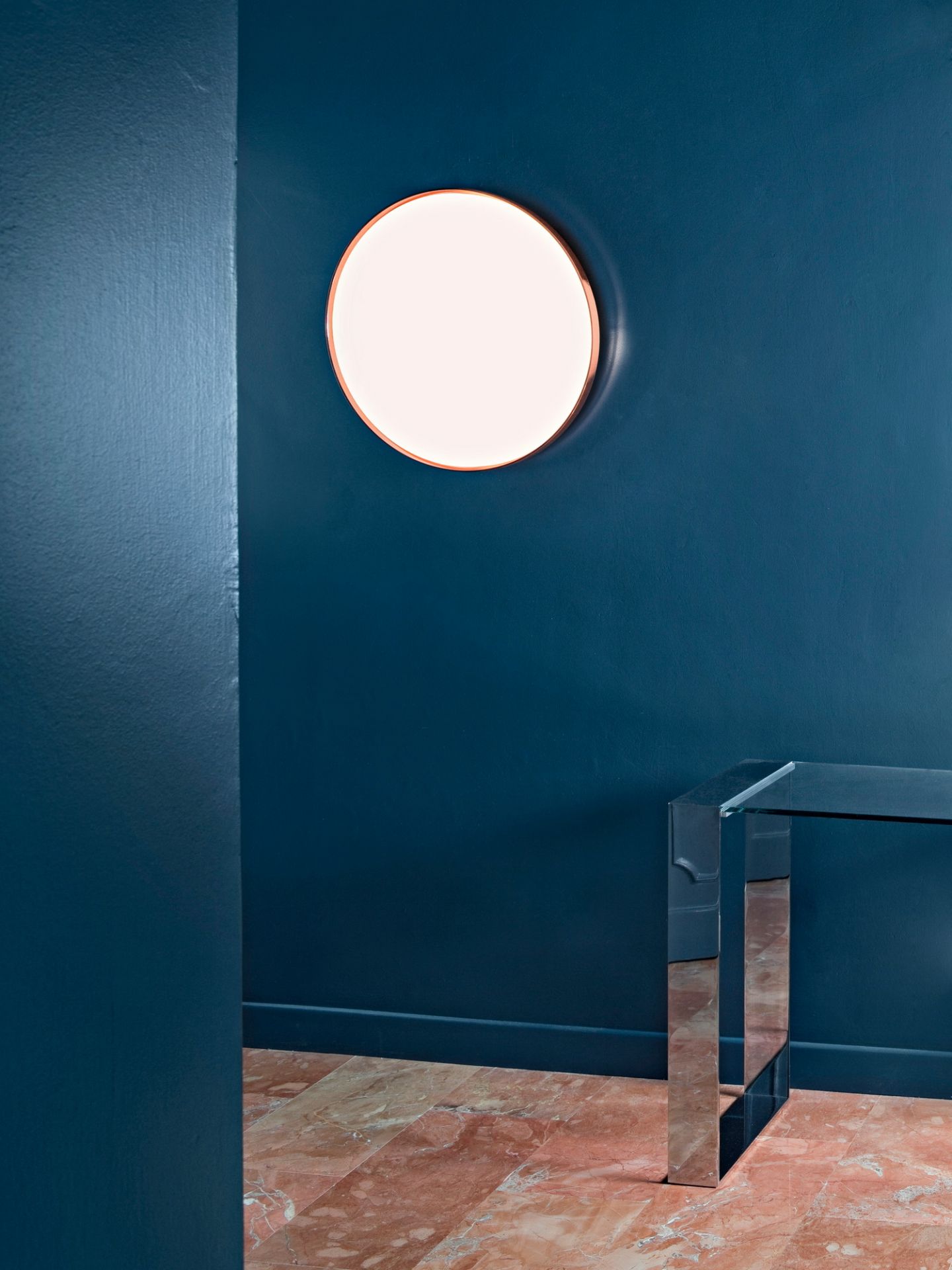 Flos Clara Ring Deckenleuchte/Wandleuchte mit Kupferring an blauer Wand, modernes Design.