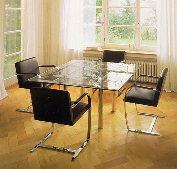 Esszimmer mit Brno Freischwinger Stühlen und Glastisch von Knoll International.