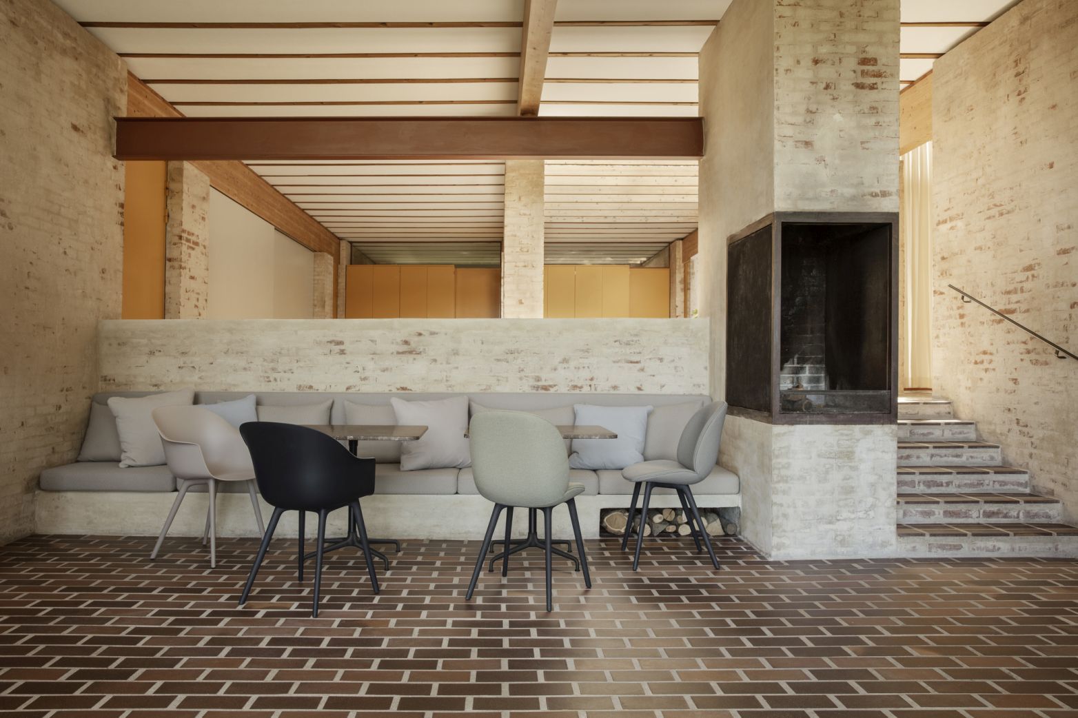 Esszimmer mit mehreren Bat Chairs von Gubi in verschiedenen Farben und modernem Design.
