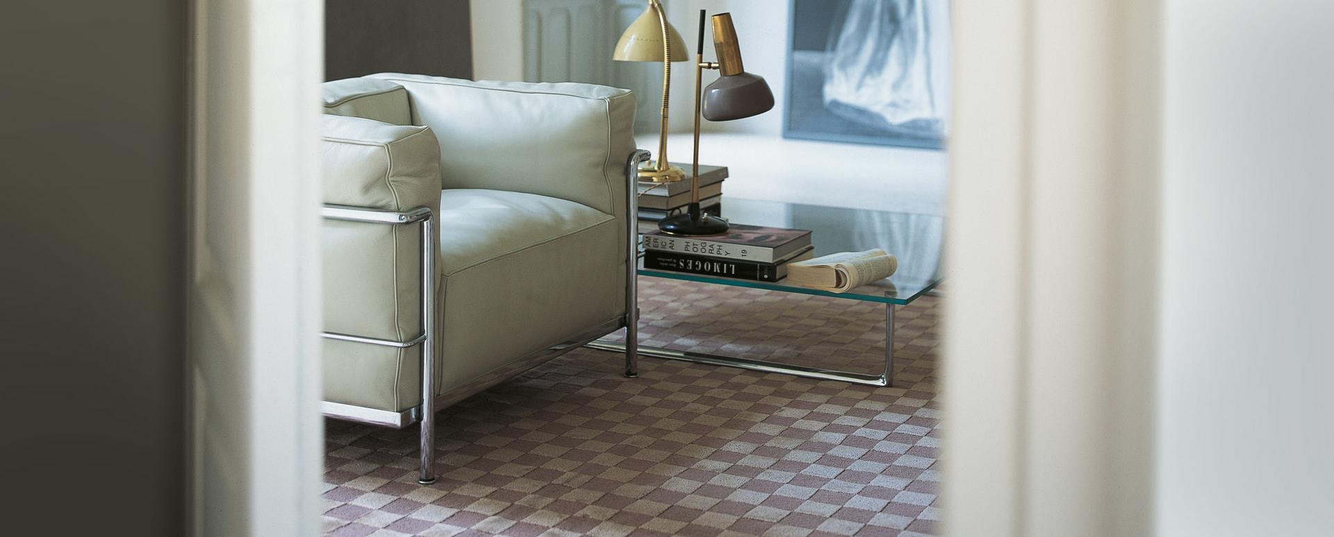 Beiger 3 Fauteuil Grand Confort Sessel von Cassina mit Stahlrahmen und passendem Beistelltisch.