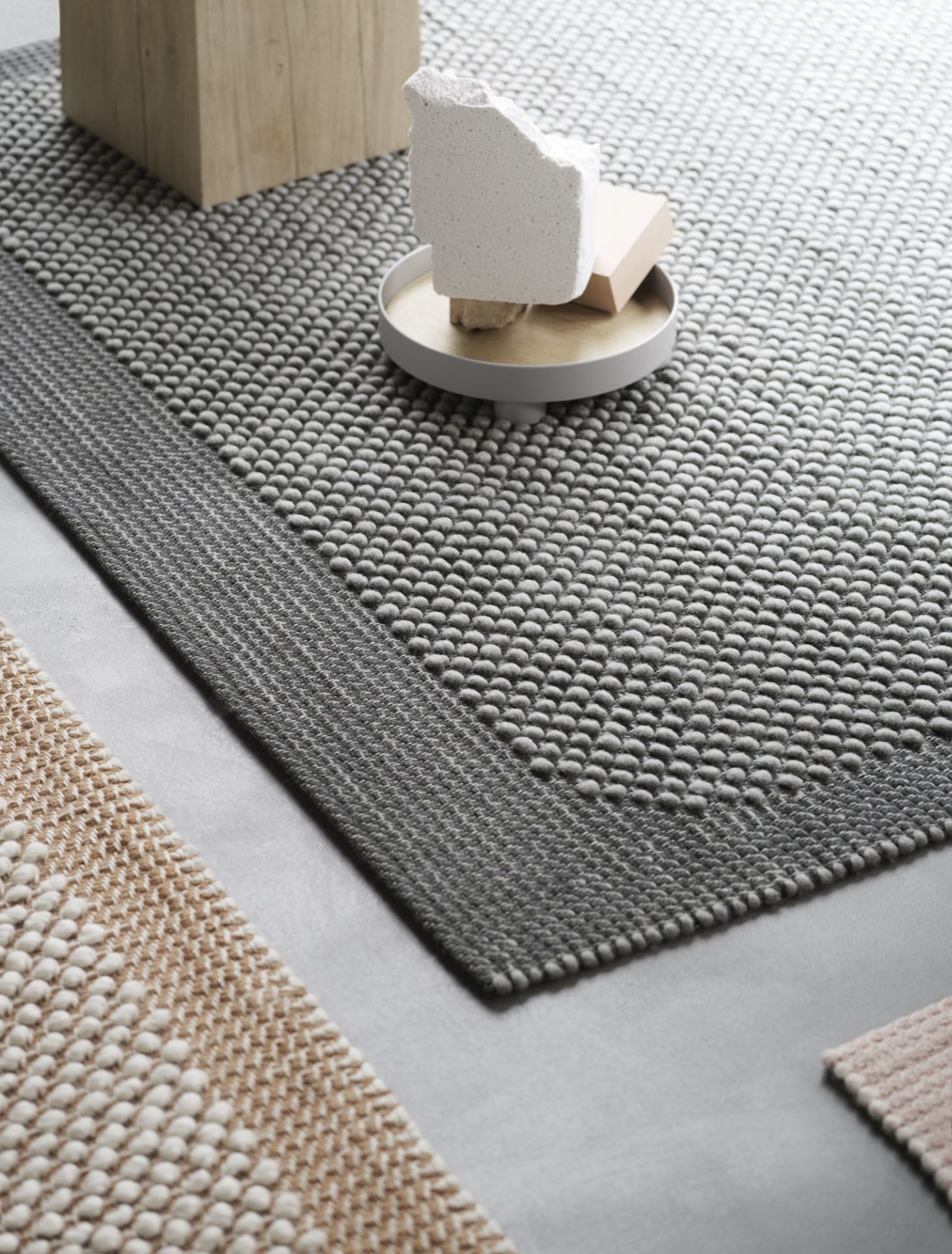 Detailaufnahme des grauen Muuto Pebble Rug Teppichs mit skandinavischem Design und dekorativen Elementen.