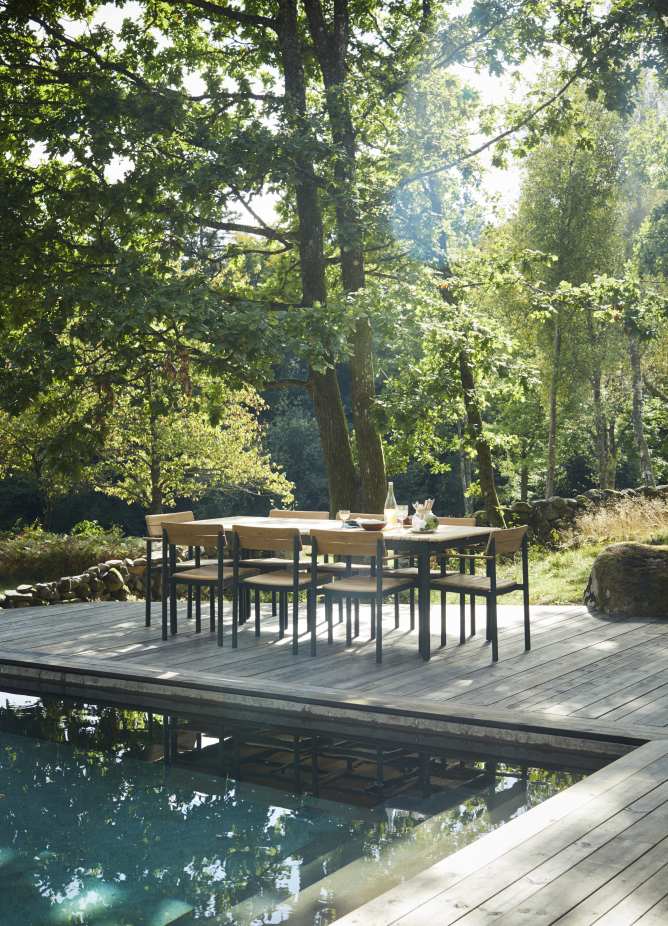 Pelagus Stuhl von Skagerak: Gartenmöbel aus Teakholz und Stahl auf Holzterrasse am Pool.