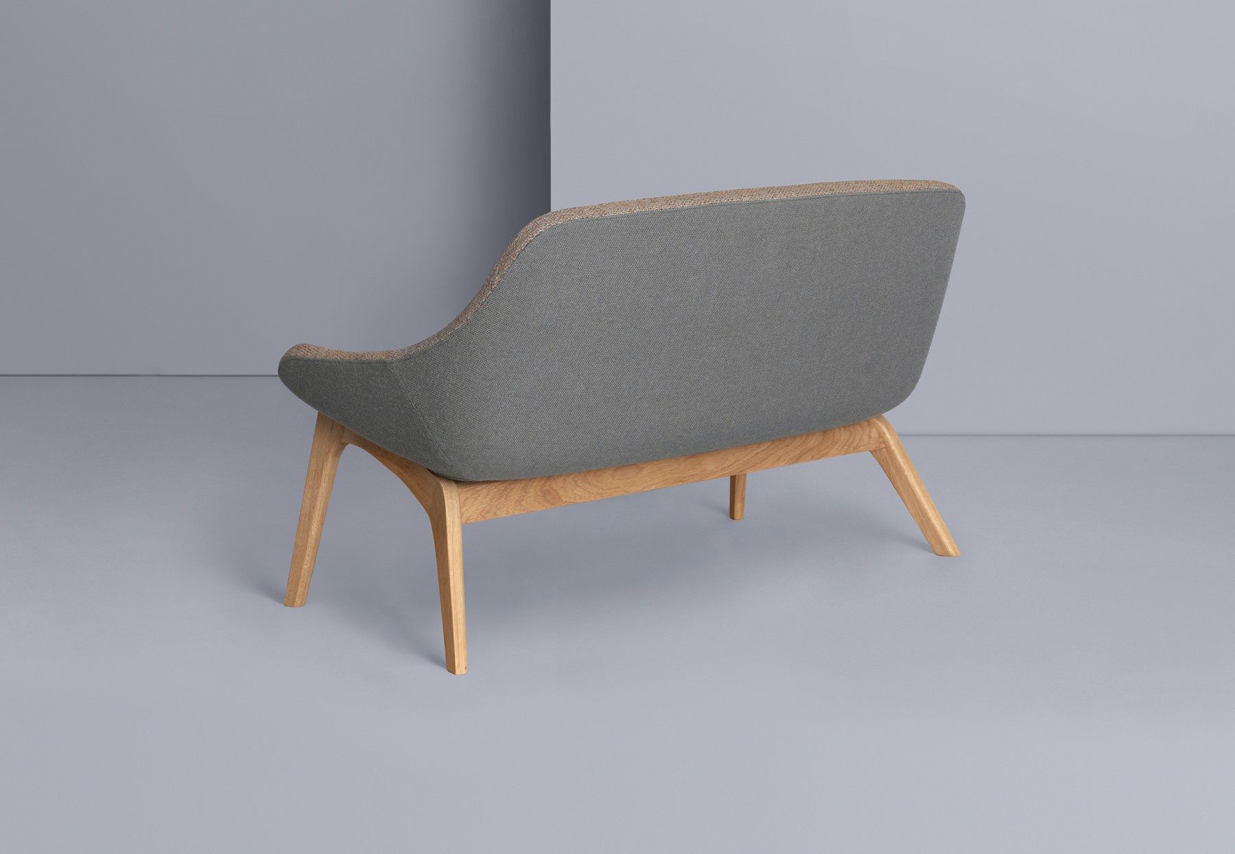 Rückansicht des Morph Duo Lounge Sofas von Zeitraum mit grauem Stoffbezug und Holzgestell.