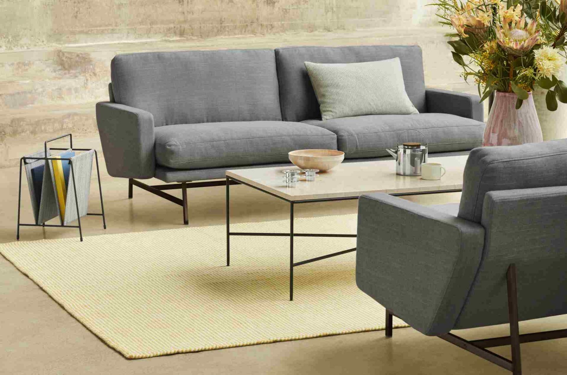 Graues Lissoni Sofa von Fritz Hansen mit Couchtisch, Teppich und Dekoration in einem modernen Wohnzimmer.