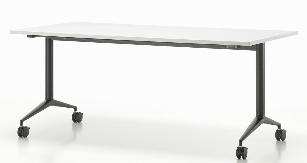 Vitra MedaMorph Klapptisch mit weißer Tischplatte und schwarzem Gestell mit Rollen.
