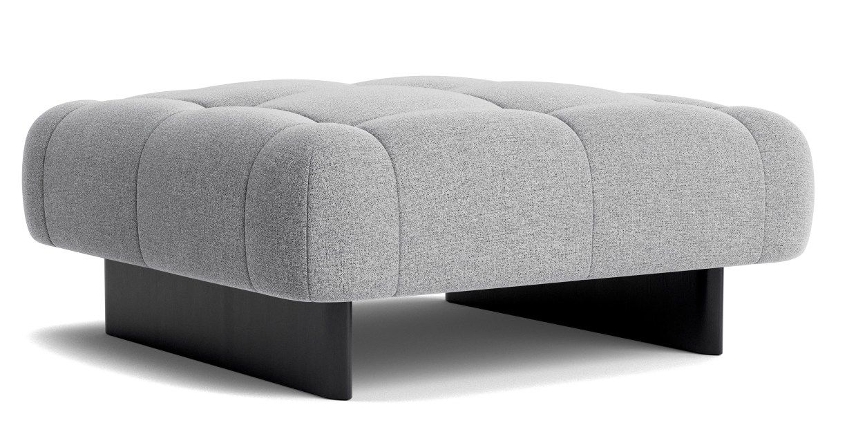 Grauer Quilton Ottoman Hocker von Hay mit Knopfheftung und schwarzem Sockel.