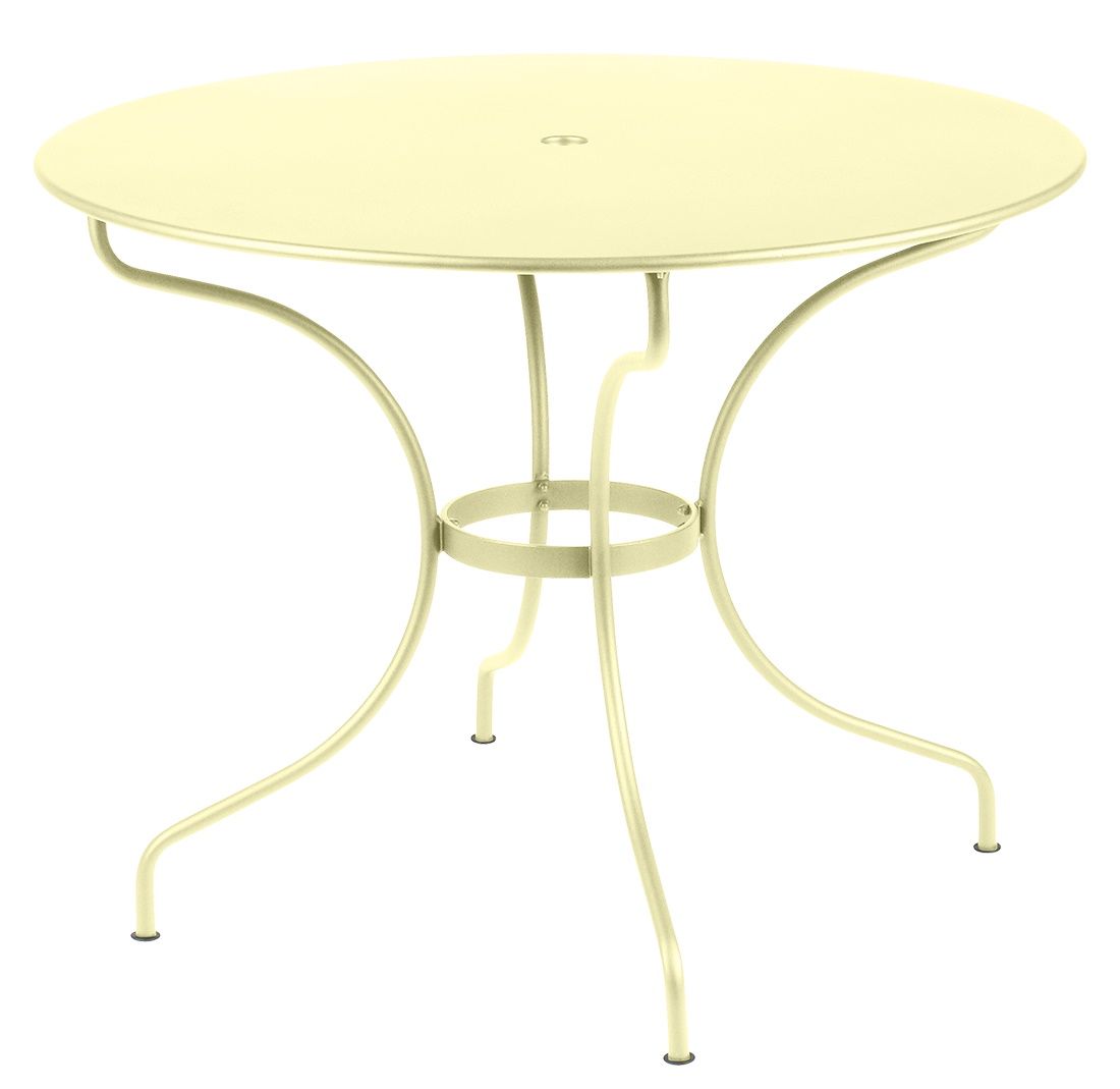 Runder, beiger Opéra+ Tisch von Fermob für den Außenbereich, ideal für Garten und Terrasse.
